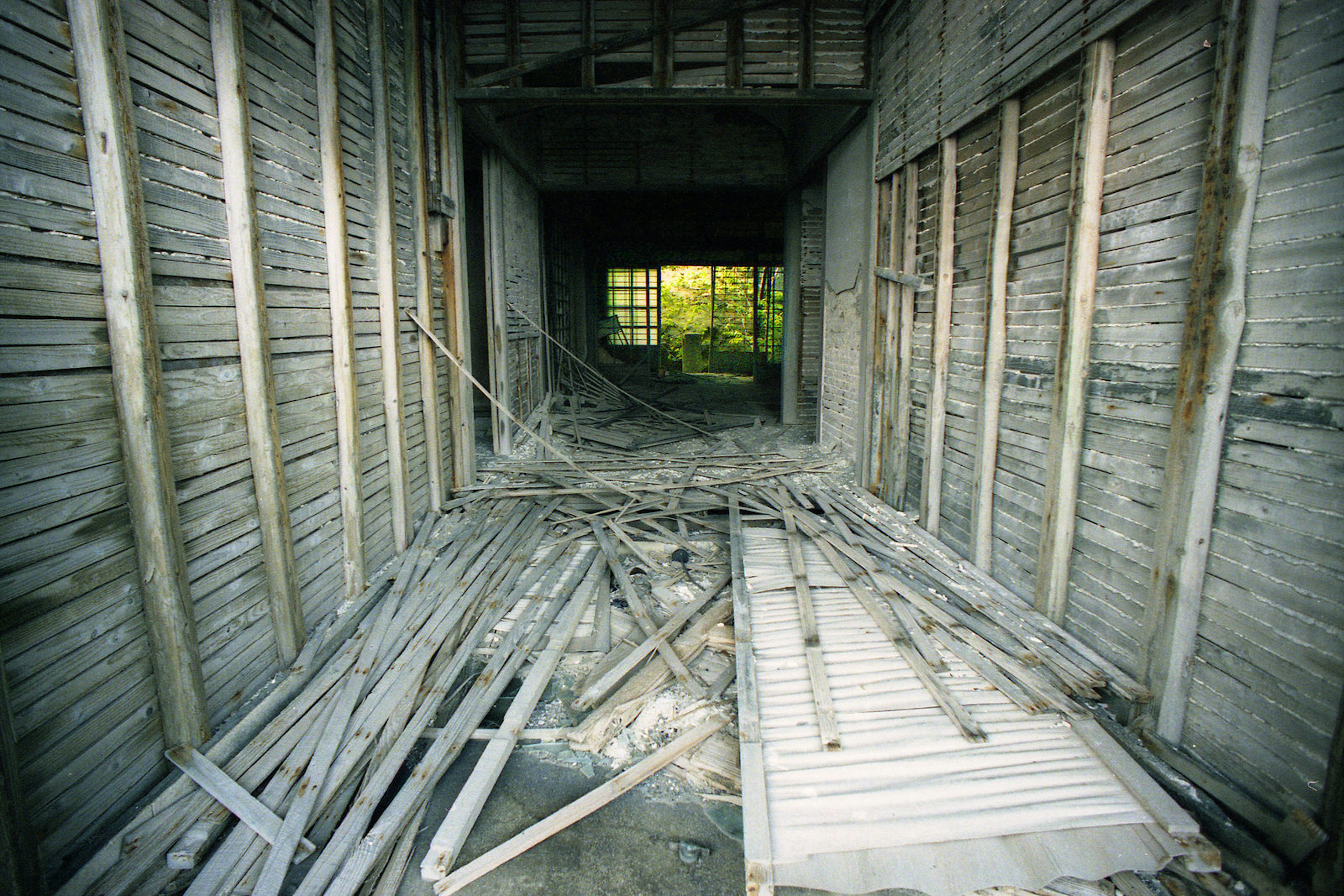 The interior of one of the eerie abandoned spaces on Hashima Island ©  flier-jodai / Getty Images