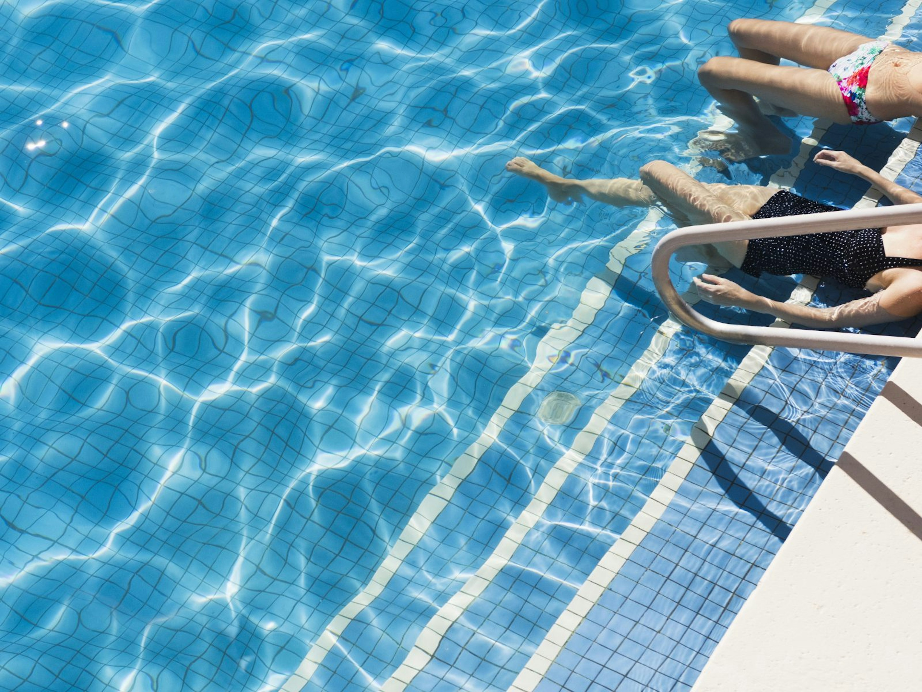 Two women relax in a pool in Palm Springs, California © Mecky / Getty Images