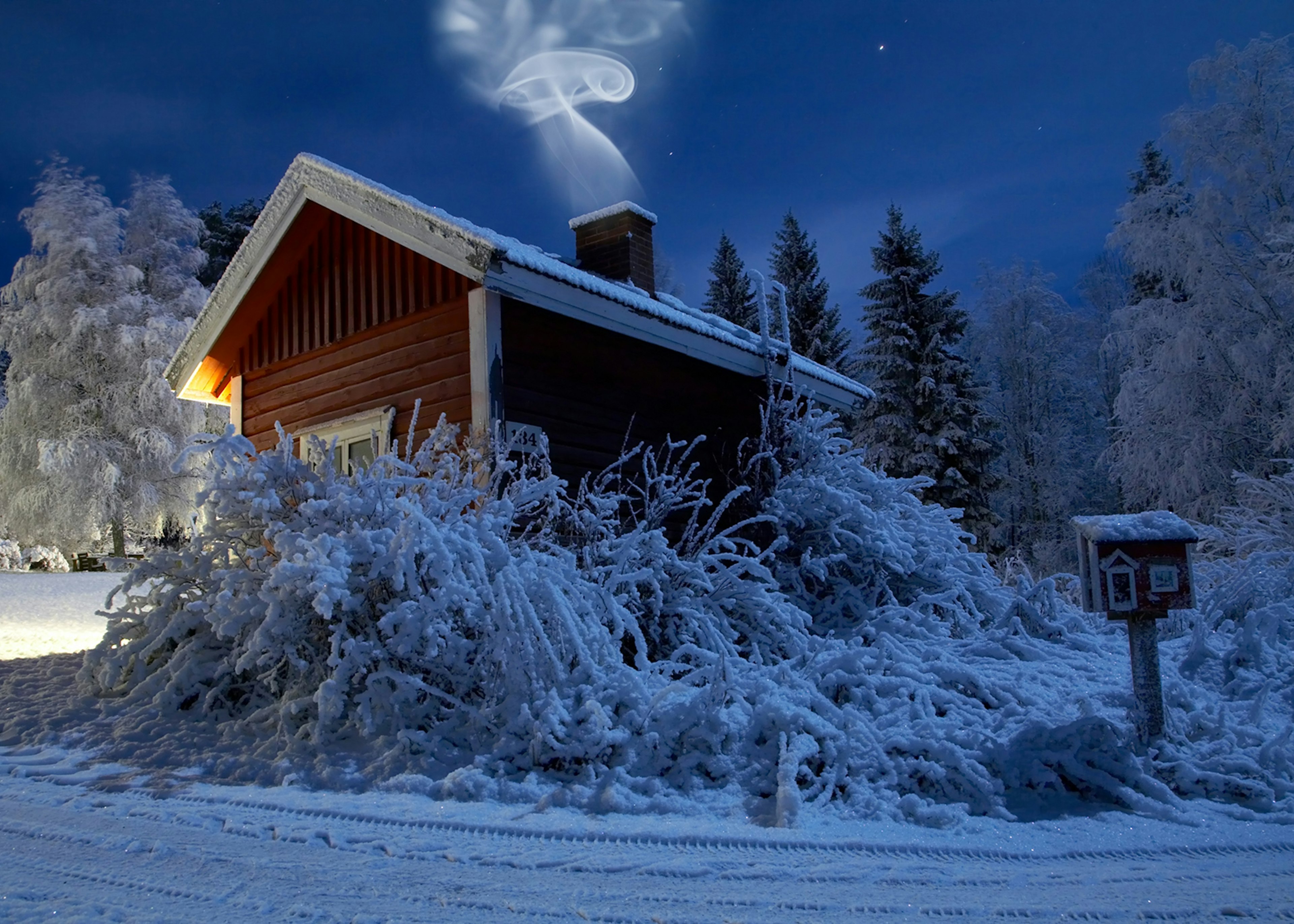 Finnish sauna covered in snow © AarreRinne / Getty Images