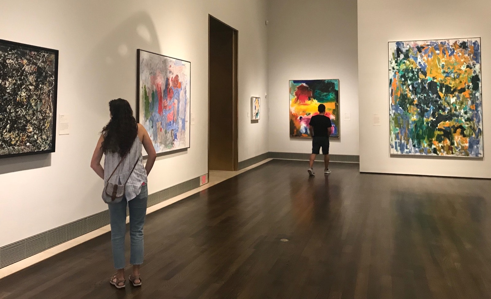 Museum visitors walk among large abstract paintings at the Museum of Fine Arts Houston © Lisa Dunford / Ĵý