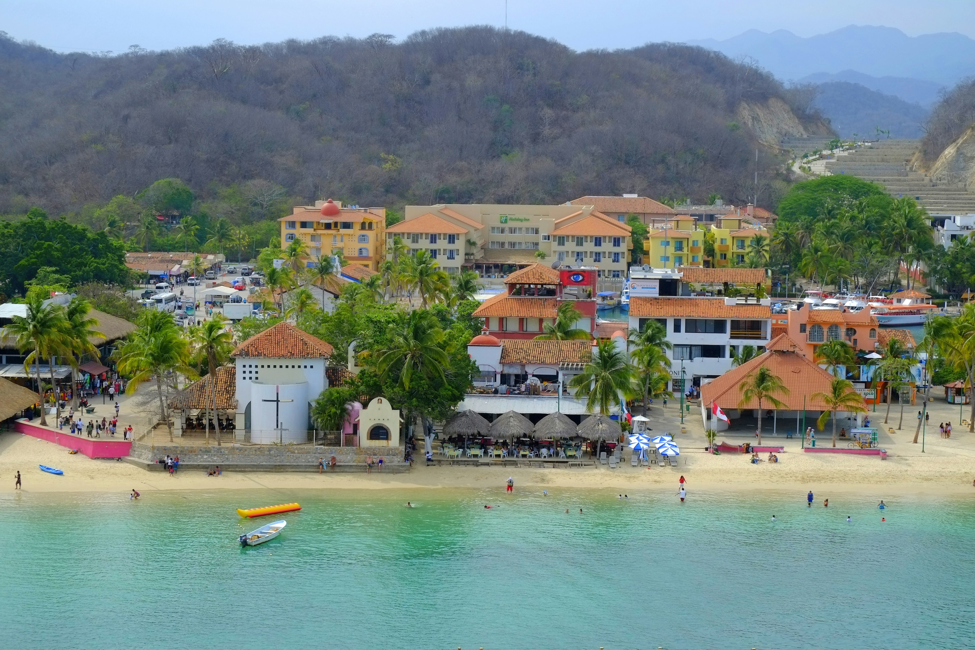 Huatulco Mexico Oaxaca Pacific Ocean © Dennis Macdonald / Getty Images