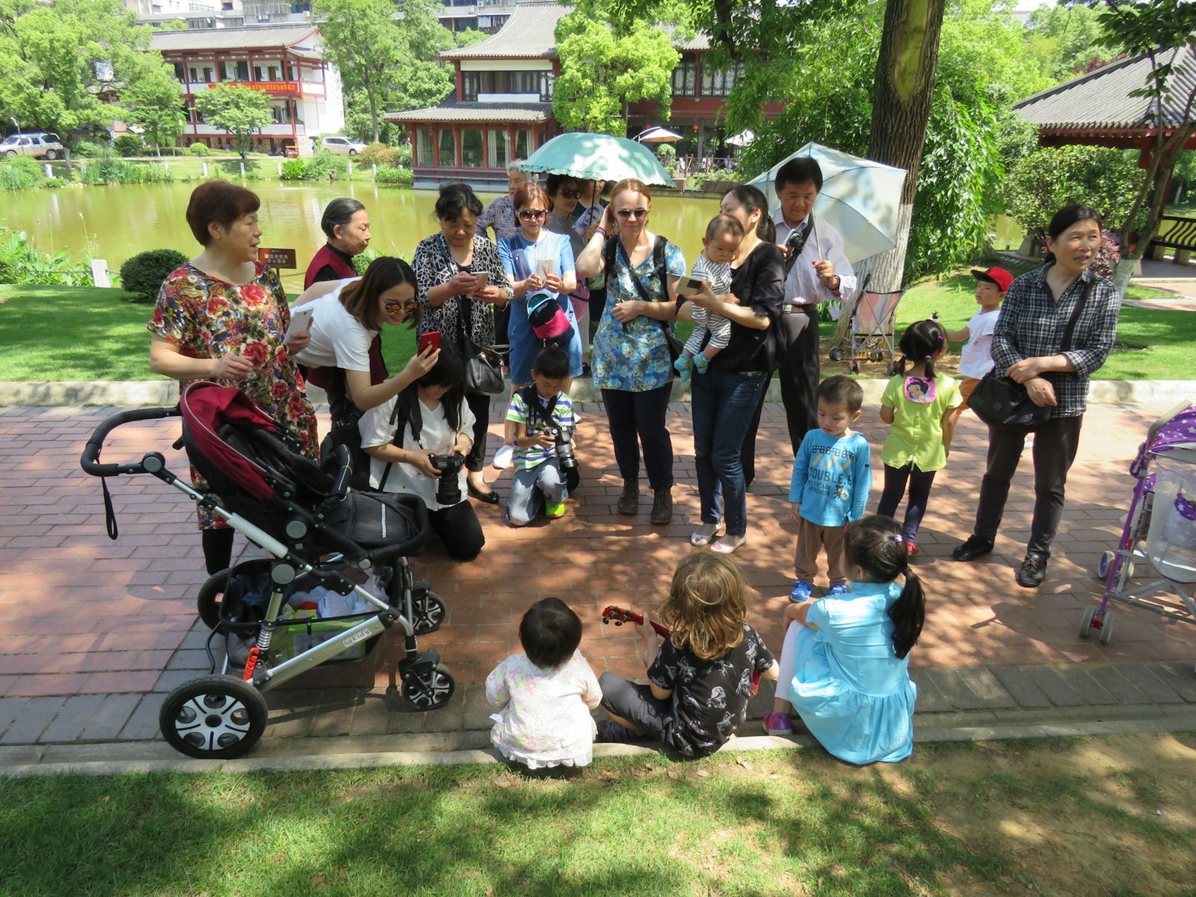 Family fun meeting locals in the park ? Ethan Gelber / ϰϲʿ¼