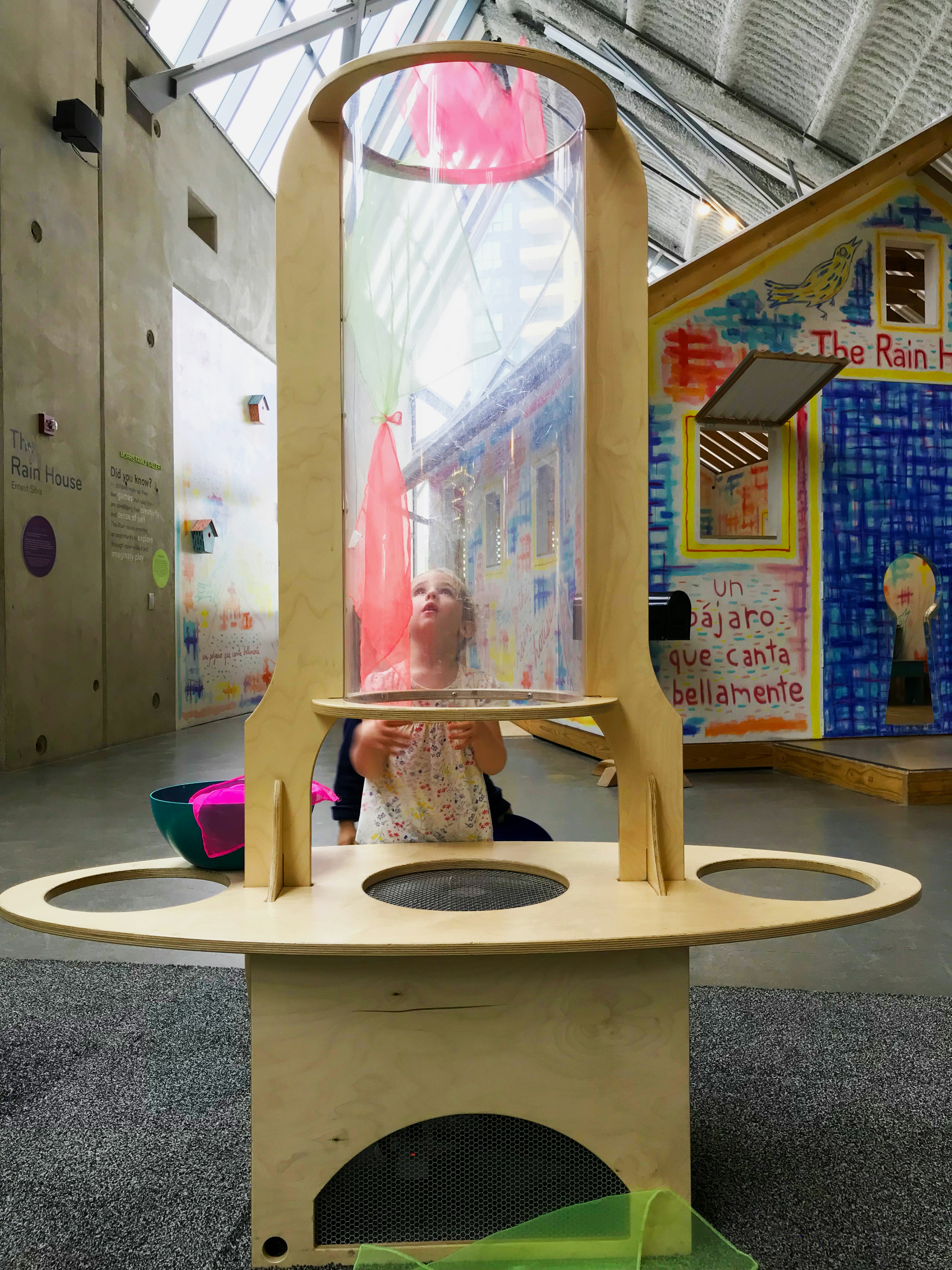 Girl plays with a scarf wind tunnel at The New Children's Museum in San Diego © Sarah Stocking / ϰϲʿ¼