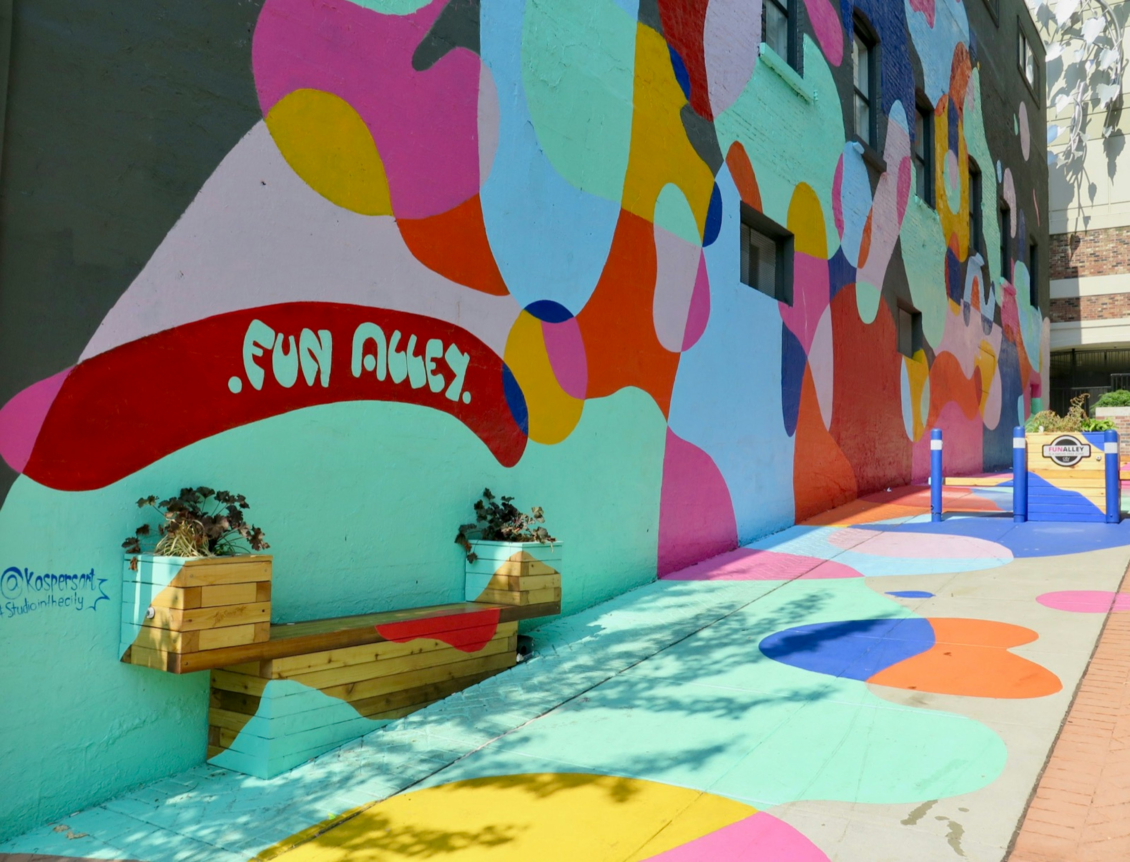 Colorful murals cover the wall of a long alley © John Lee / ϰϲʿ¼