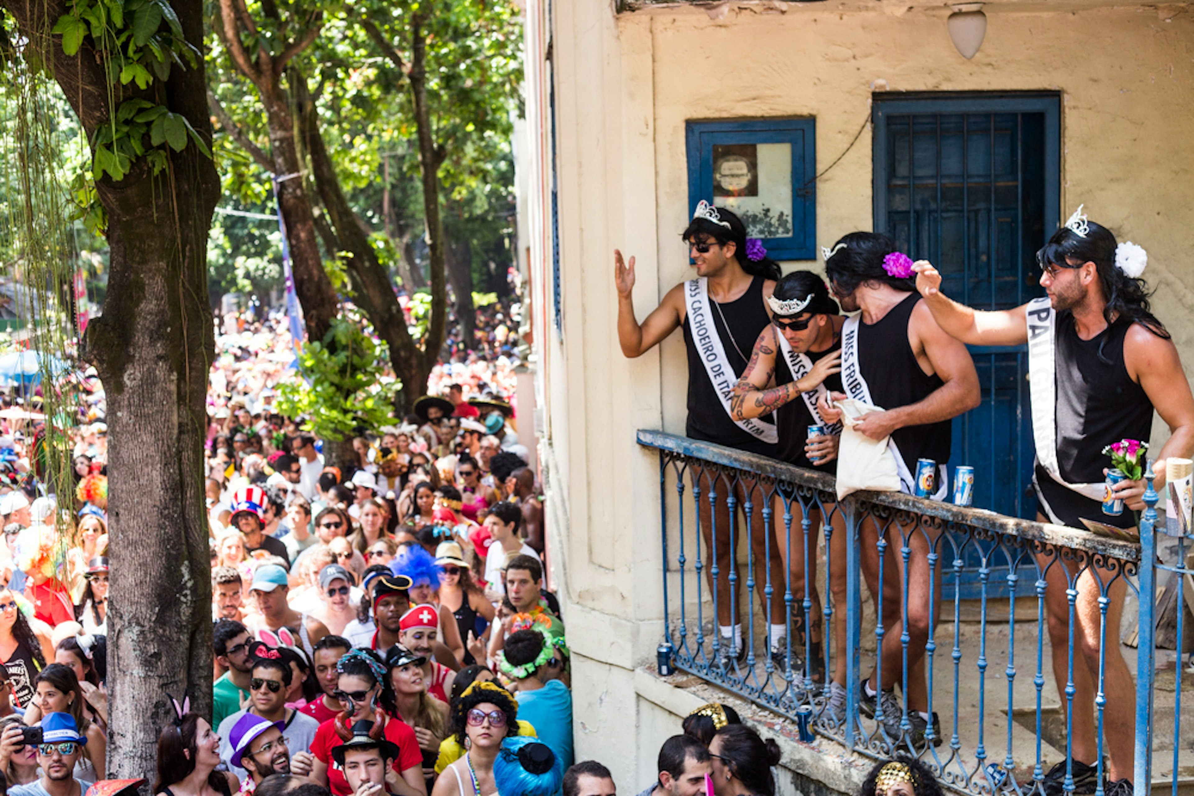 A bloco street party in full swing. Image by Teresa Geer / Lonely Planet