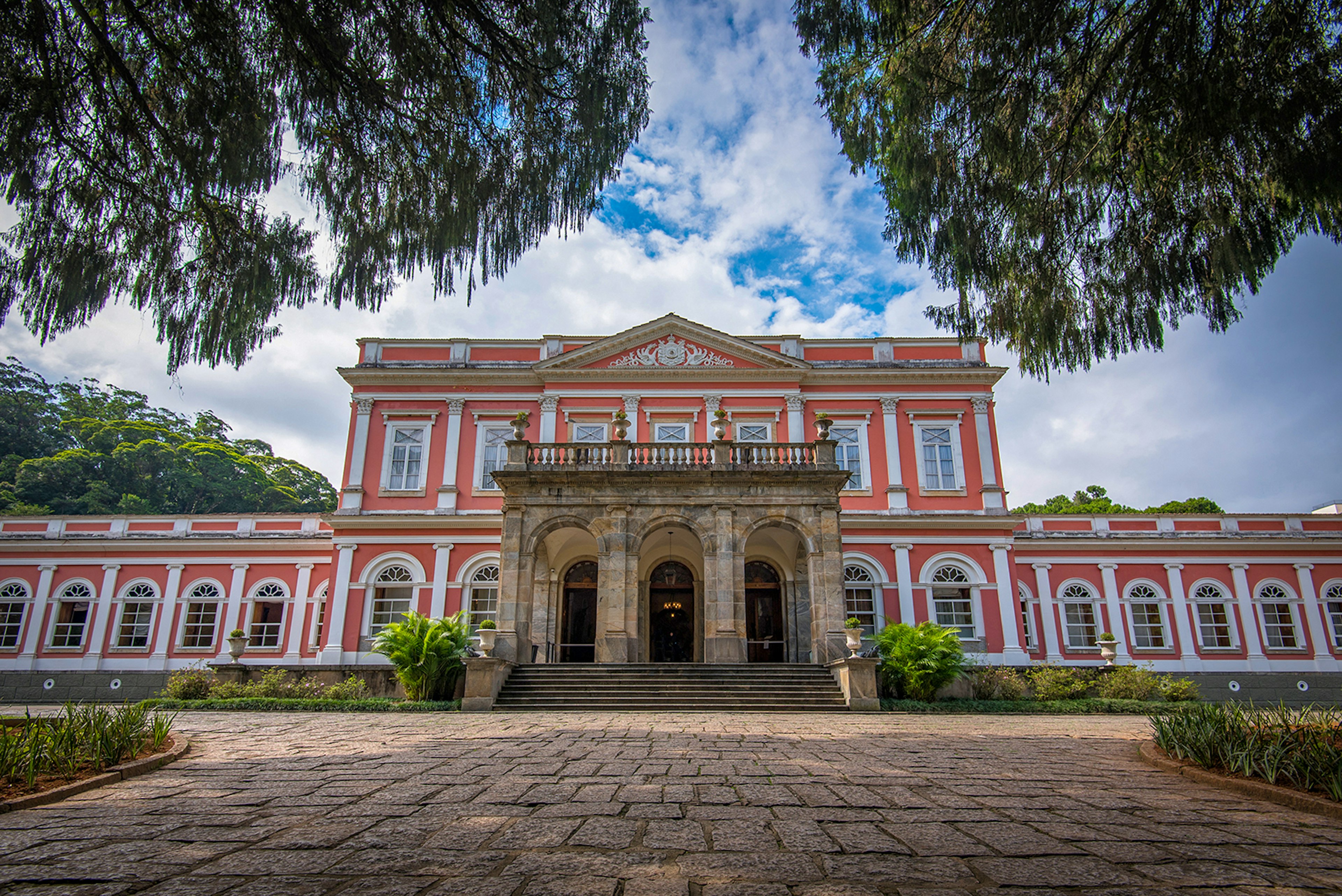 Ground-up view of a large pink mansion © dabldy / Getty Images