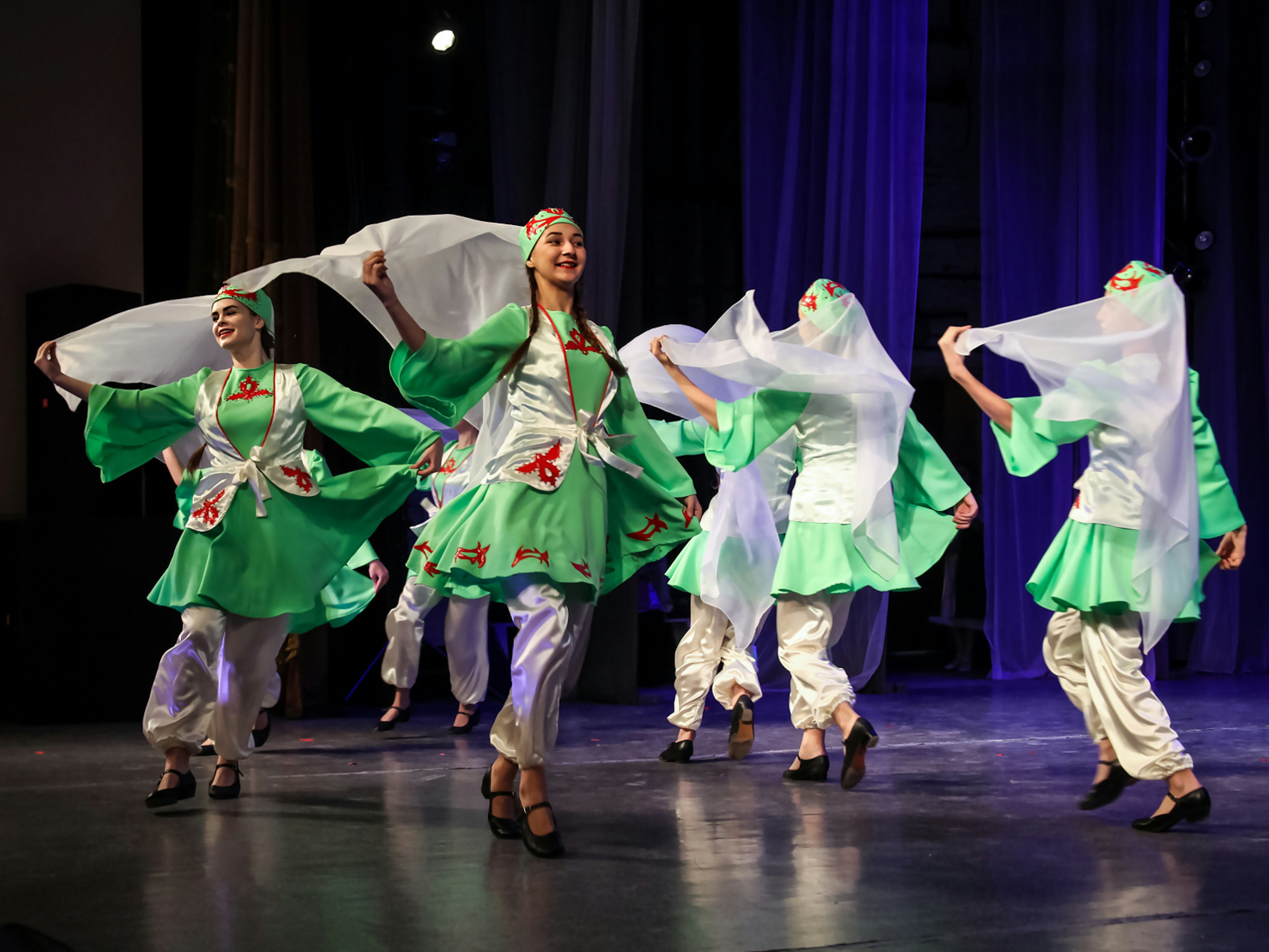 Children performing a Jewish dance at the international festival 'Seven steps' in Tomsk © Julia Kaysa / Shutterstock