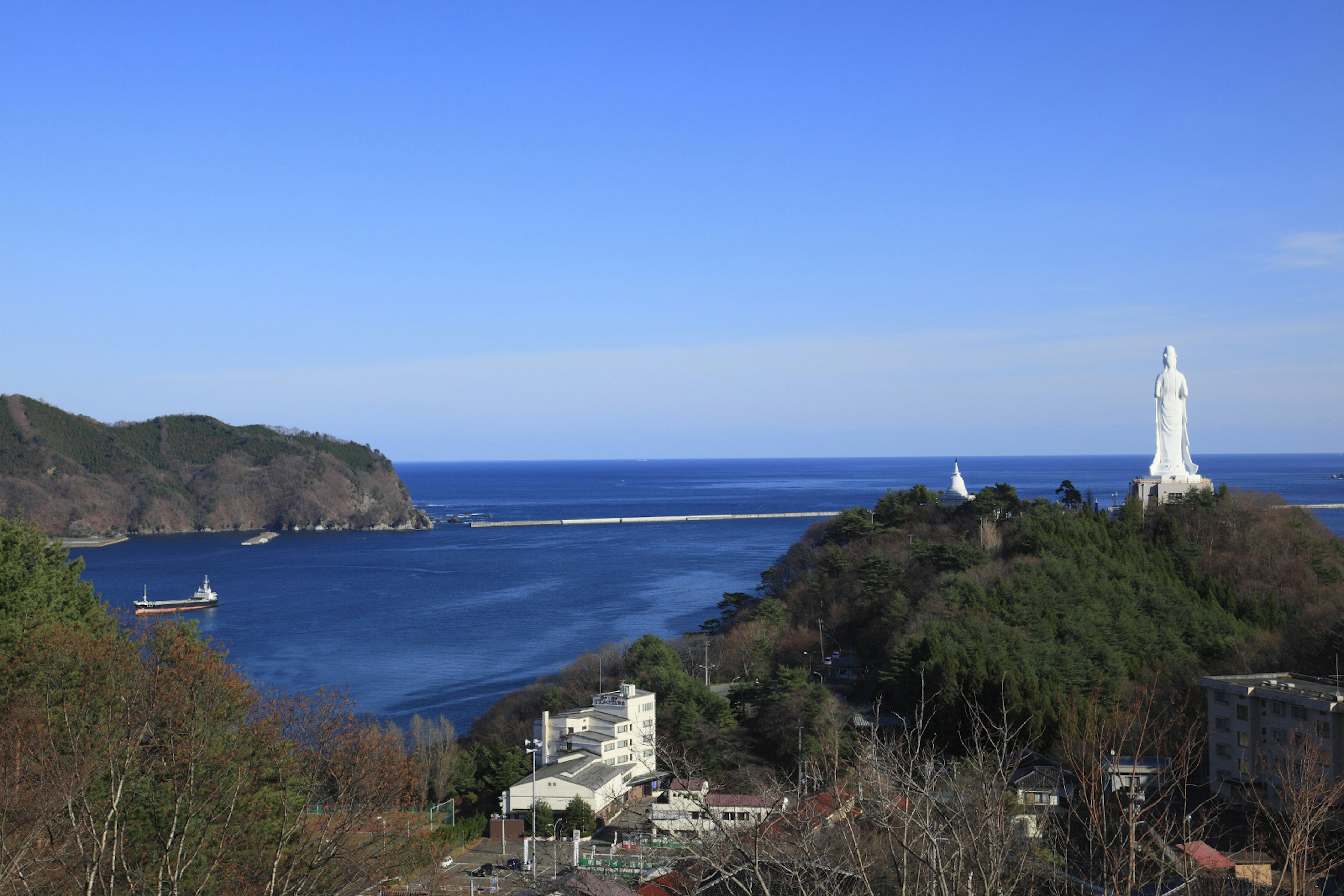 Kamiashi Daikannon looking over the bay