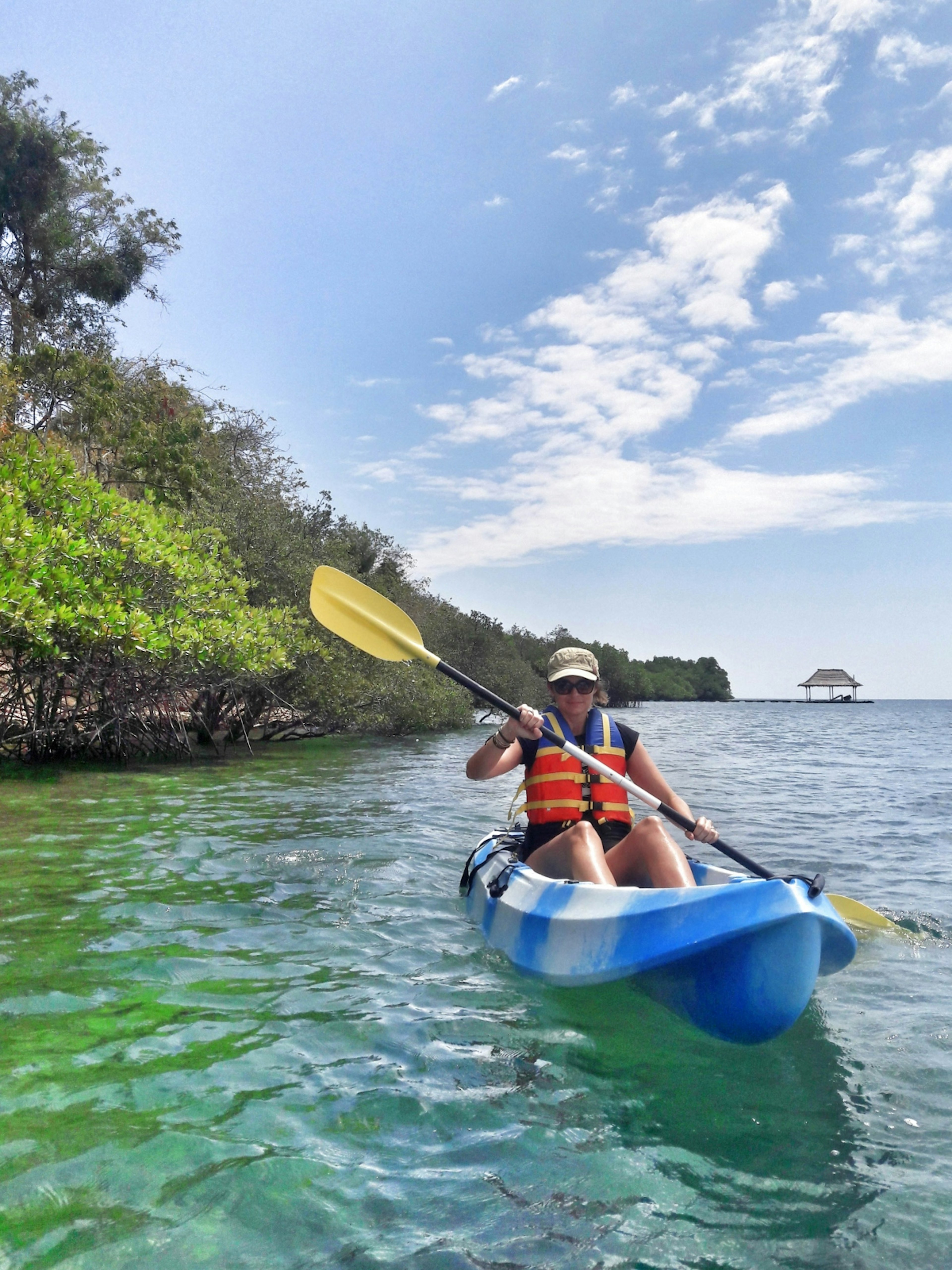 A kayaker paddles through a mangrove-fringed inlet inhabited by wild deer near The Menjangan resort in Bali © Mark Eveleigh / ϰϲʿ¼