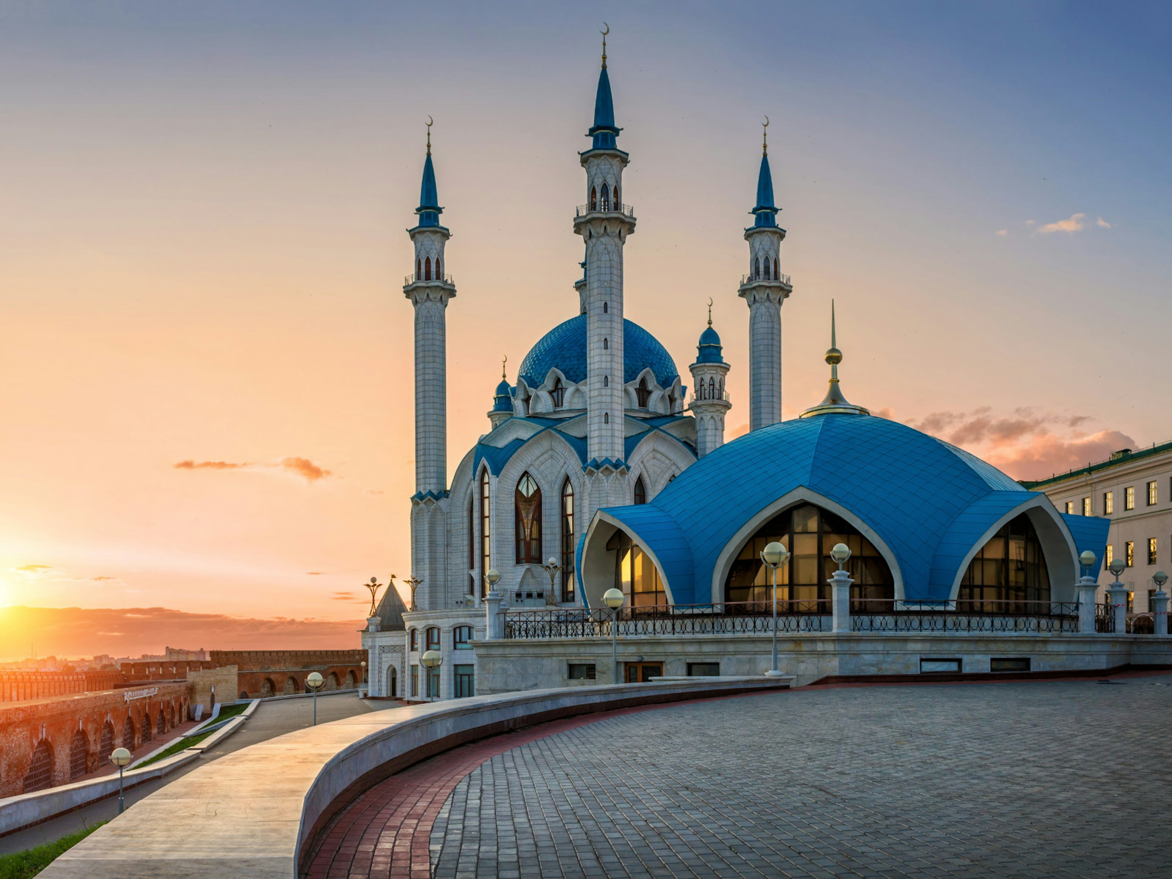 Summer sunset over the cerulean Kul Sharif Mosque in Kazan, the capital of Tatarstan © Baturina Yuliya / Shutterstock