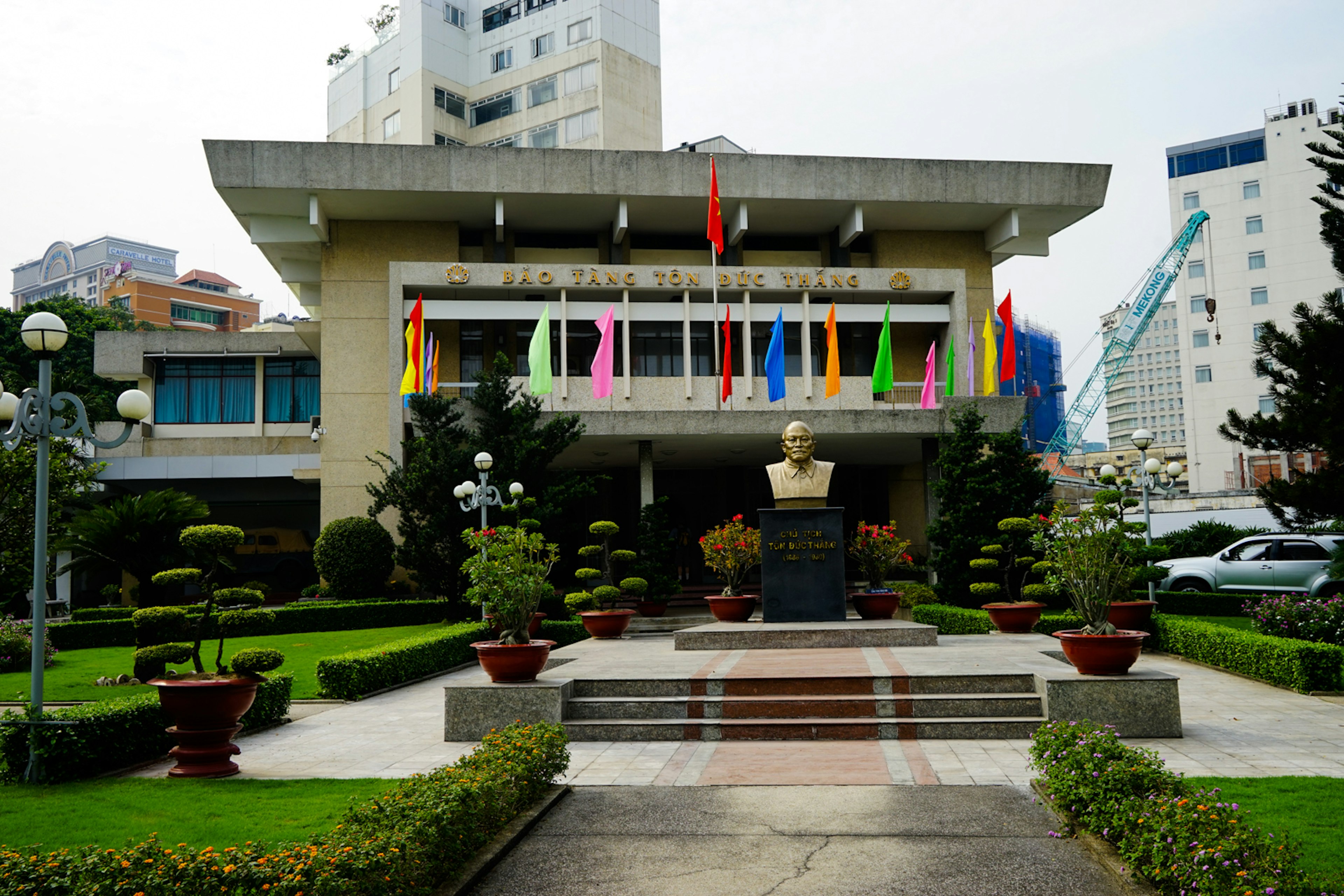 Courtyard in front of the entrance to the Ton Duc Thang Museum