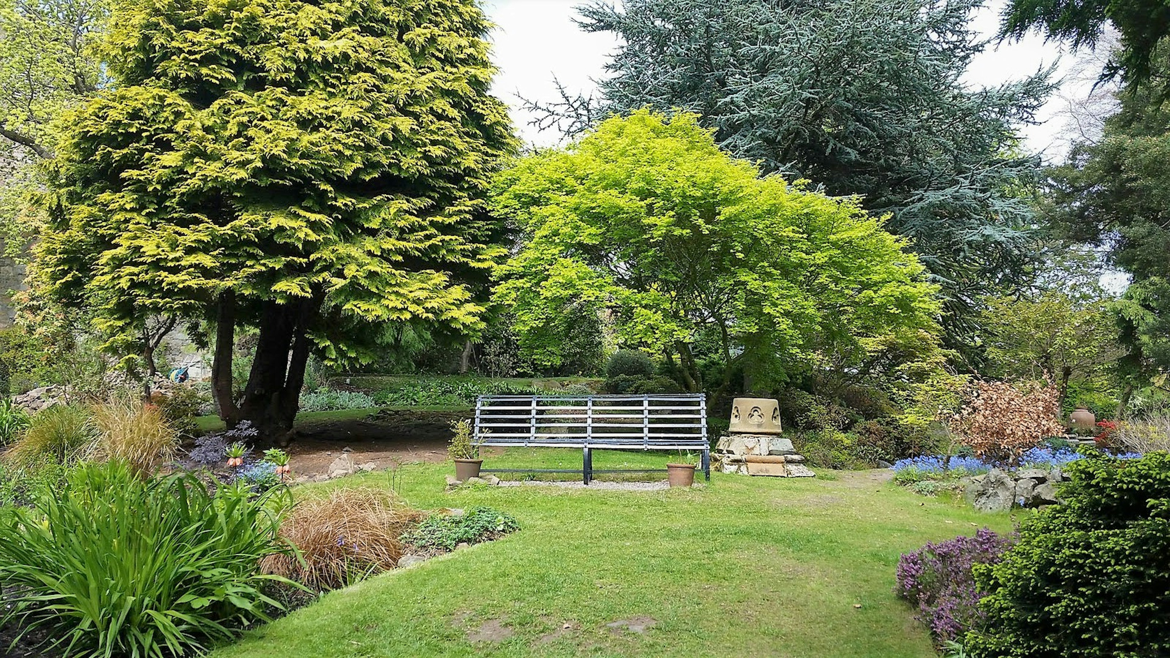 One of the perfectly placed benches at Dr Neil's Garden © Chitra Ramaswamy / iBestTravel