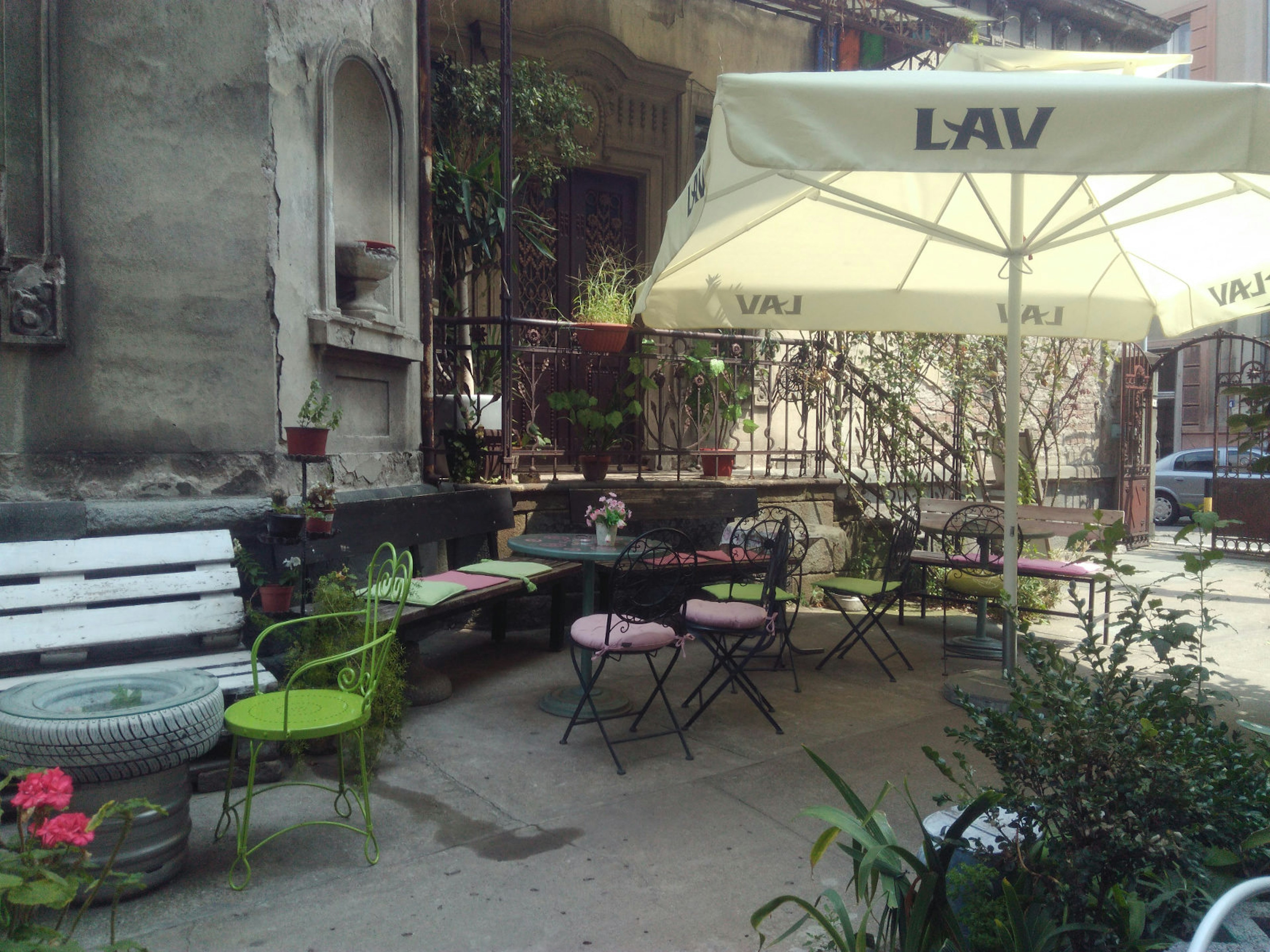 Ljutić garden cafe in a Belgrade townhouse © Ivan Kovanovic / Lonely Planet