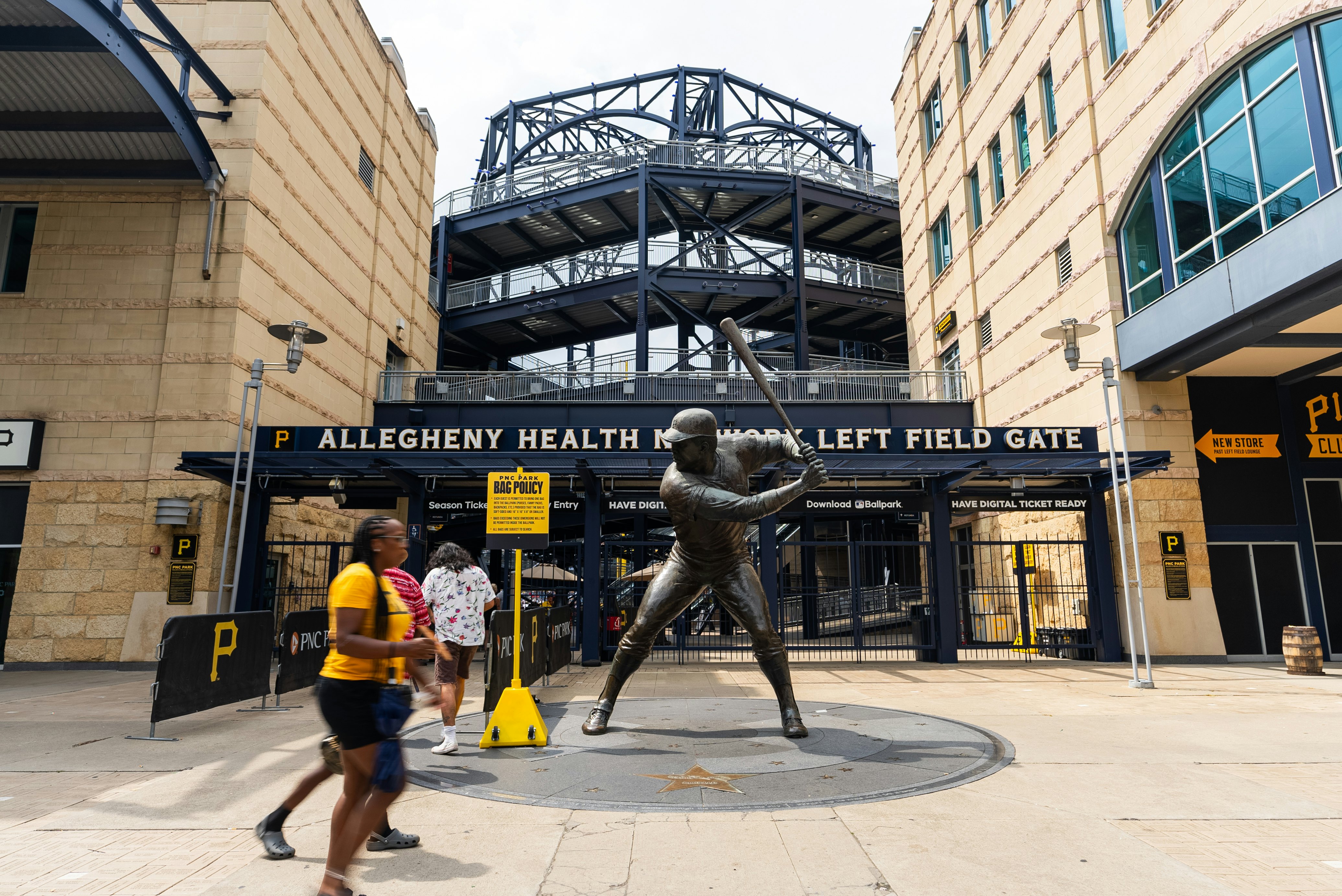 Wide exterior of PNC Park featuring Willie Stargell statue on the North Shore of Pittsburgh
BIT 2025

Pittsburgh, Pennsylvania, USA.