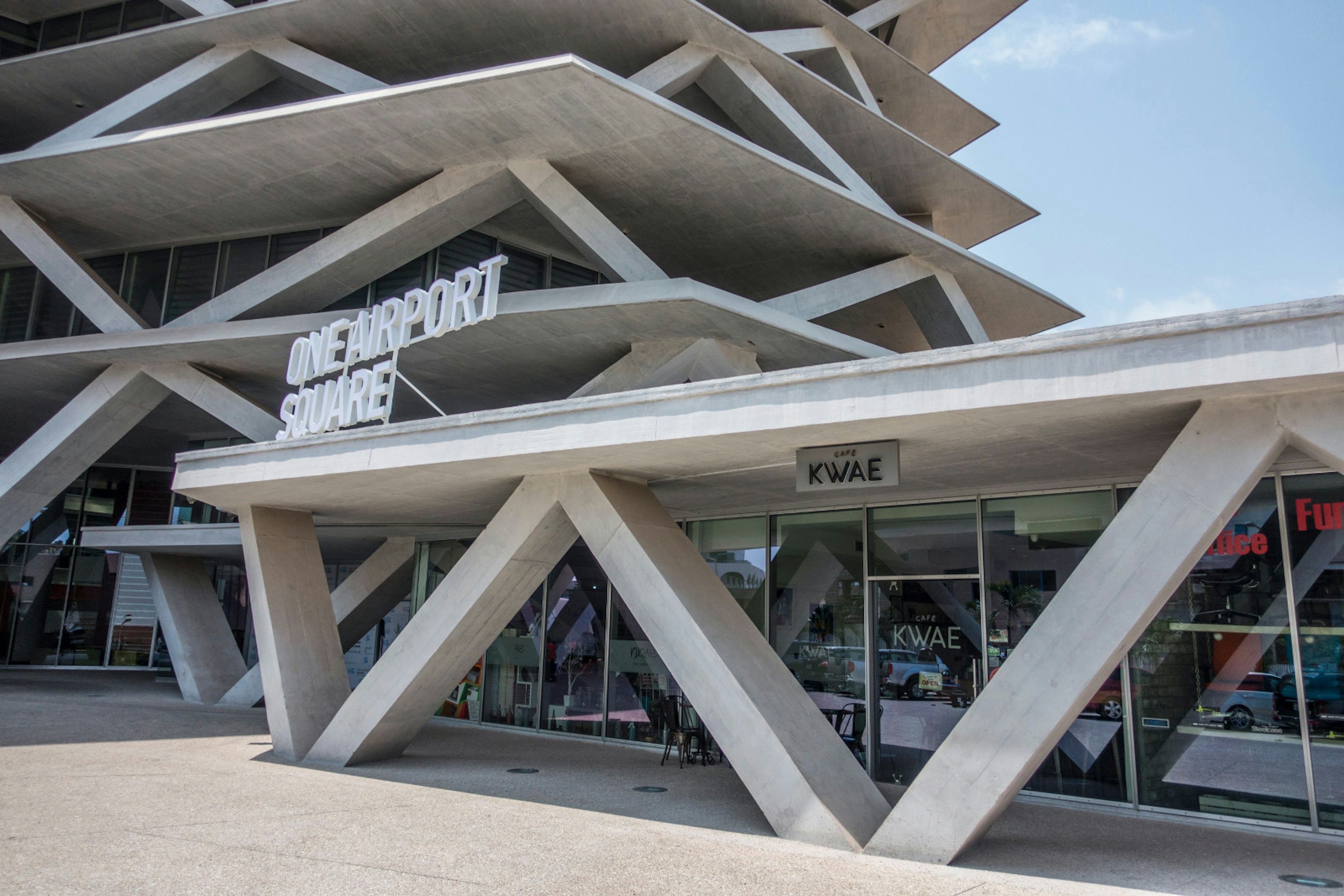 One Airport Square, a new building in Accra that looks like an uneven stack of cards, with each card supported (and separated from the next) by a jumble of massive concrete tootpicks © Elio Stamm / ϰϲʿ¼