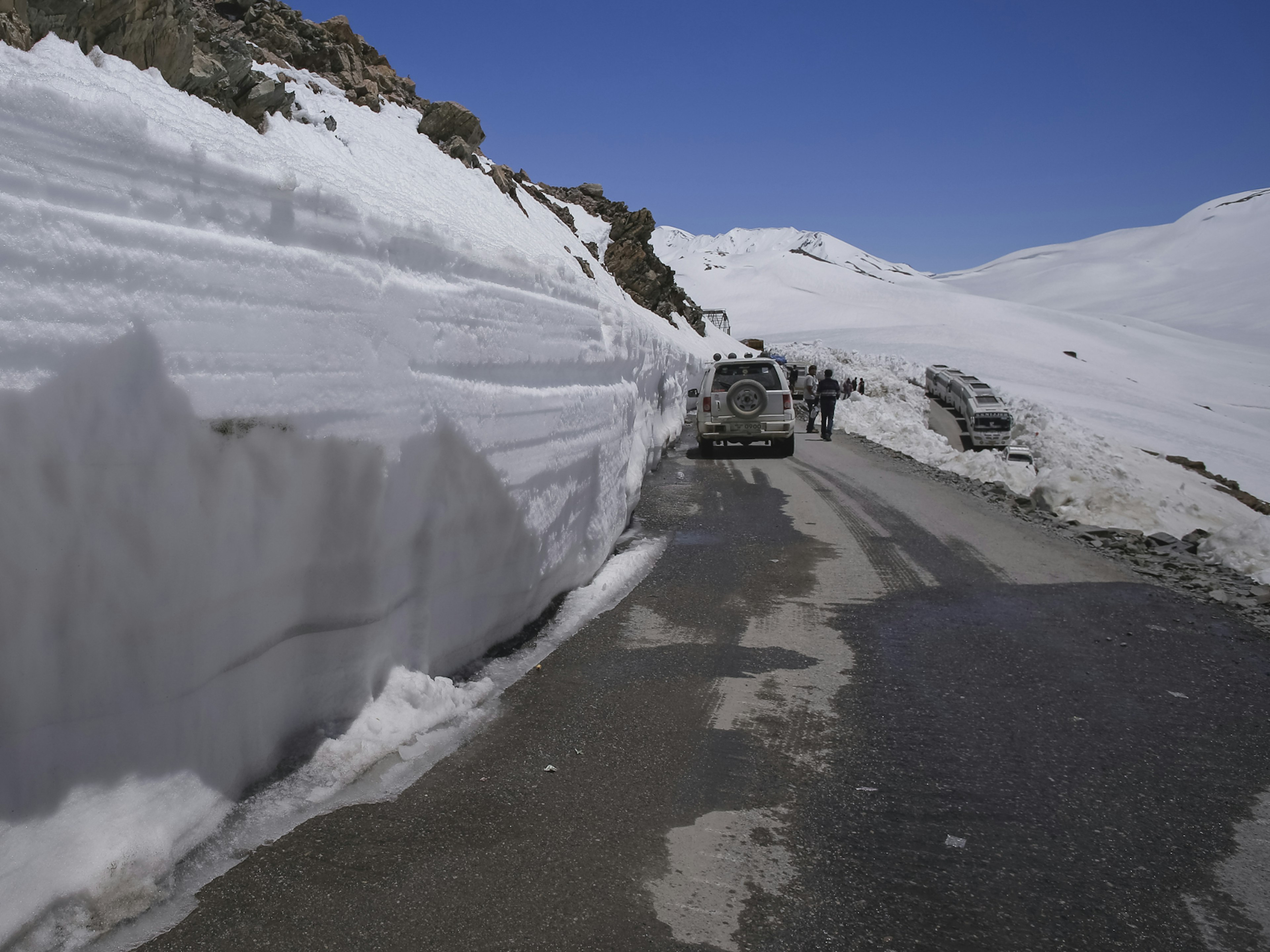 Traffic slows to better navigate heavy snowfall on the Rohtang Pass of the Manali-Leh Highway © EASYWAY / Shutterstock