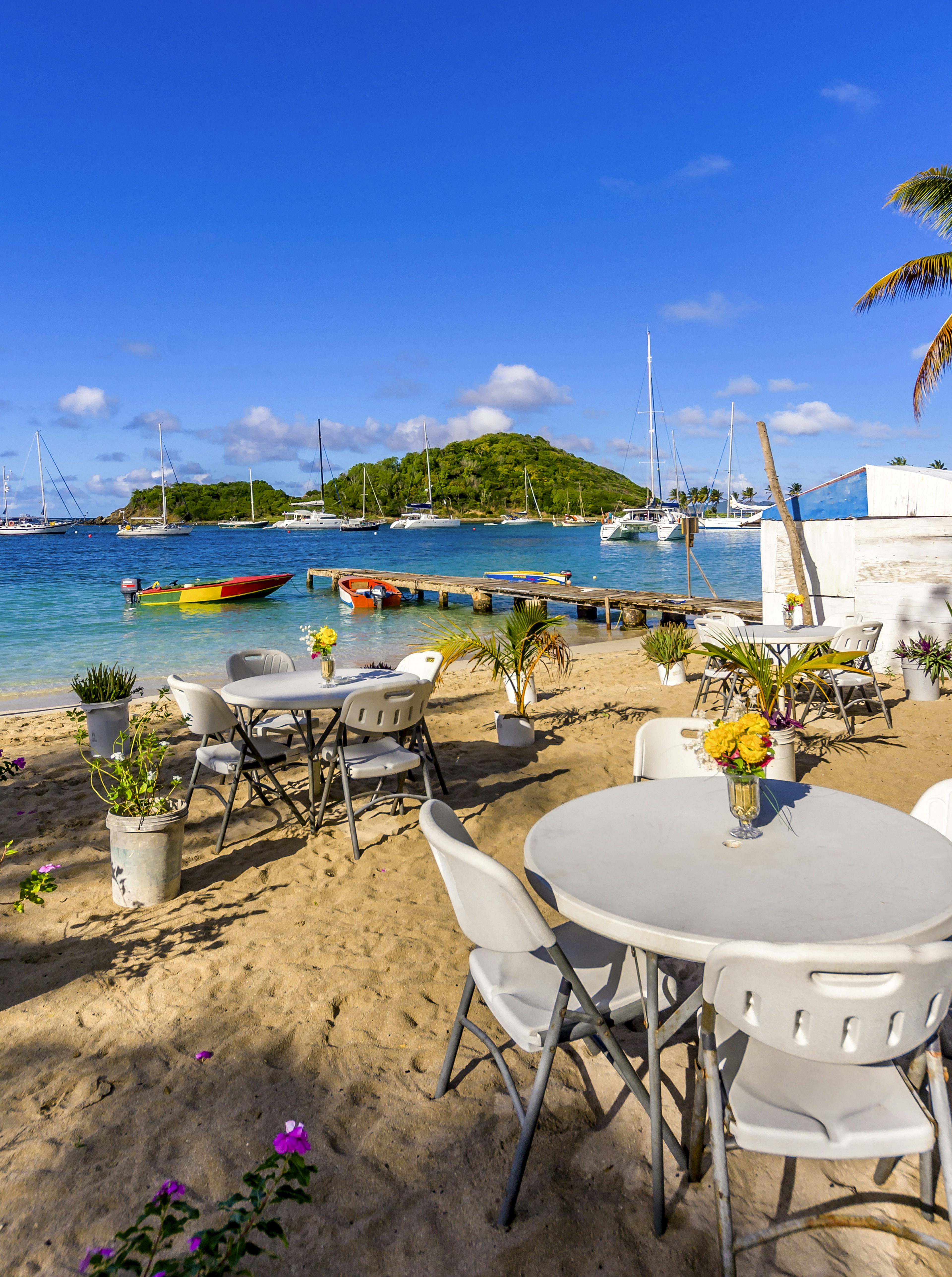 Caribbean, Antilles, Lesser Antilles, Grenadines, Mayreau, Twassante Bay, seaside cafe at beach
Fahrt mit Segelschiff durch die Grenadinen. Hier die Insel Mayreau. Sankt Vincnet und die Grenadinen. Twassante Bay.
547496541
Central America, Caribbean, Antilles, Lesser Antilles, Grenadines, Mayreau, landscape, coast, no people, sky, cloud, water, Sea, Caribbean Sea, sea, nature, Travel, outdoor, island, Caribbean Community, Saint Vincent And The Grenadines, day, jetty, empty, chair, Food and Drink Industry, cafe, seaside cafe, Table, vehicle, Nautical Vessel, boat, Twassante Bay