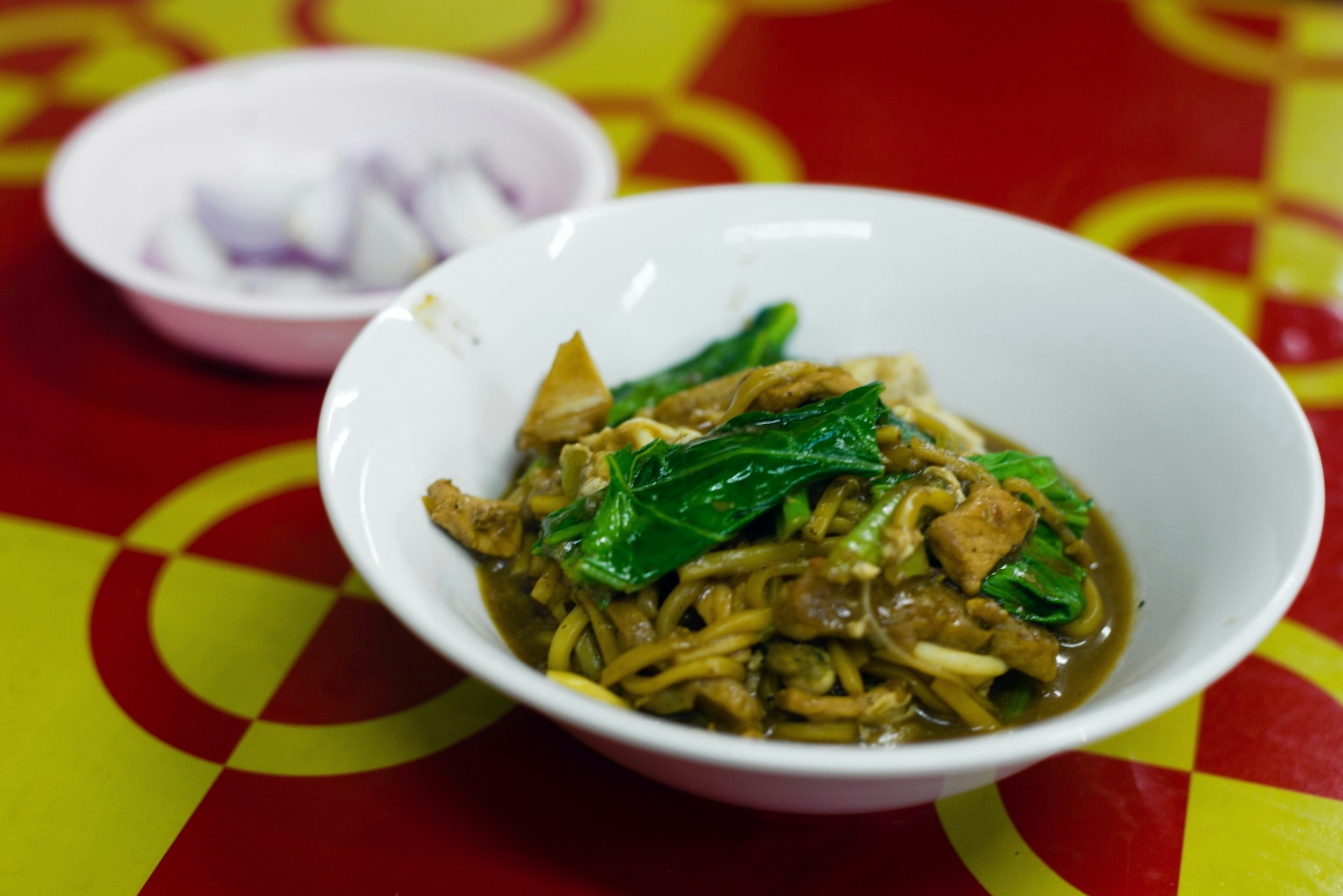 A warm bowl of savoury Mee Hokkien, a Chinese-origin dish found across Phuket © Austin Bush / ϰϲʿ¼