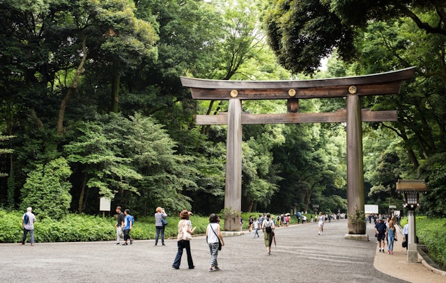 Visitors around the giant torii gate at the shrine Meiju-jingū, Tokyo.