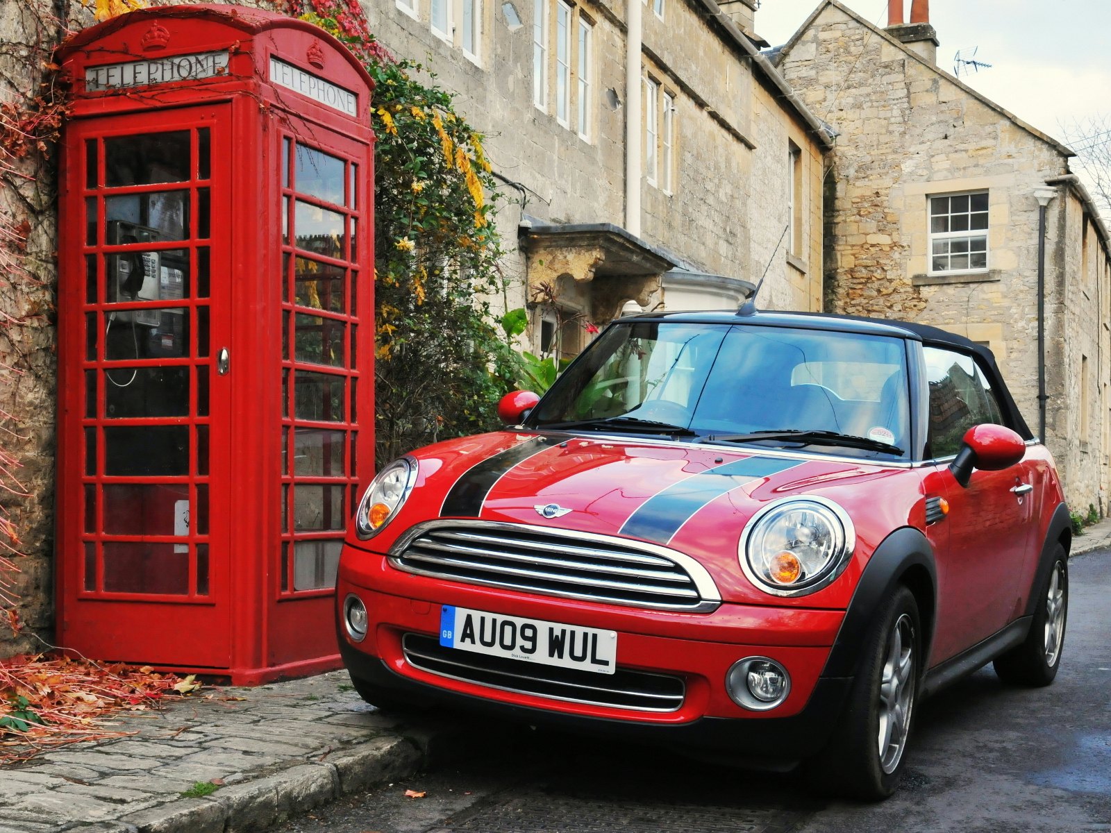 The quaint and compact Mini Cooper is ideal for exploring English country lanes © 1000 Words / Shutterstock