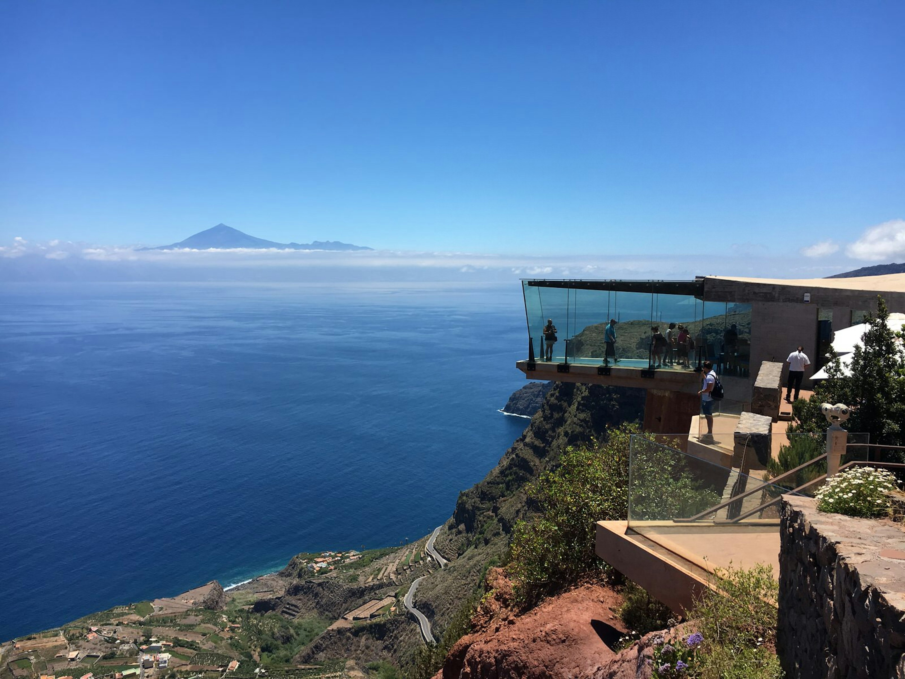 Looking out over Tenerife's volcano El Teide from the Mirador de Abrante © Louise Bastock / ϰϲʿ¼