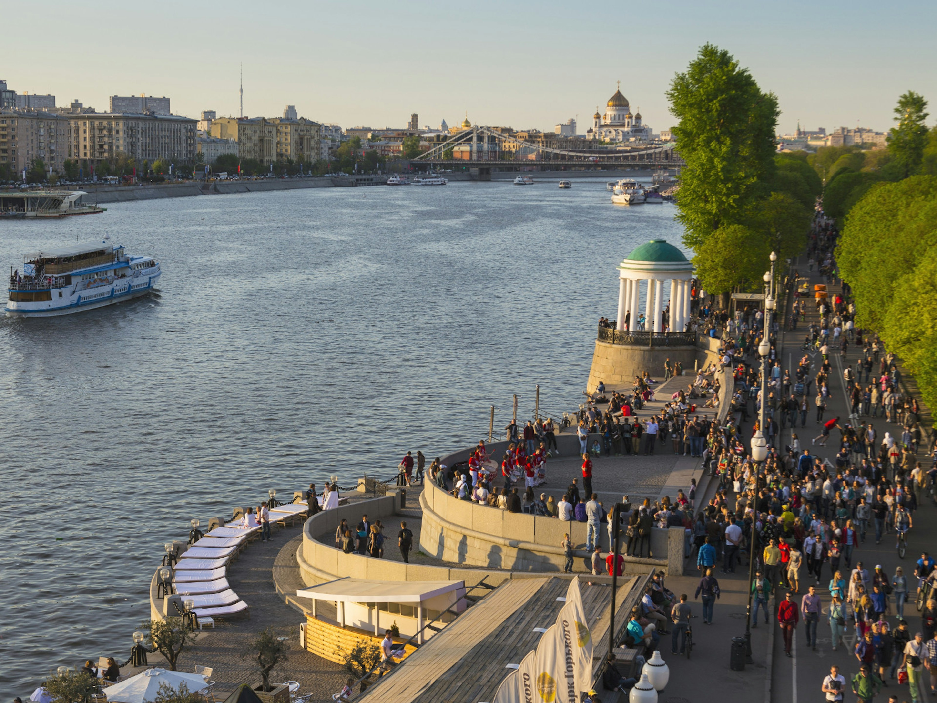 Moscow river embankment and Gorky Park © Oleg Zhukov / Shutterstock