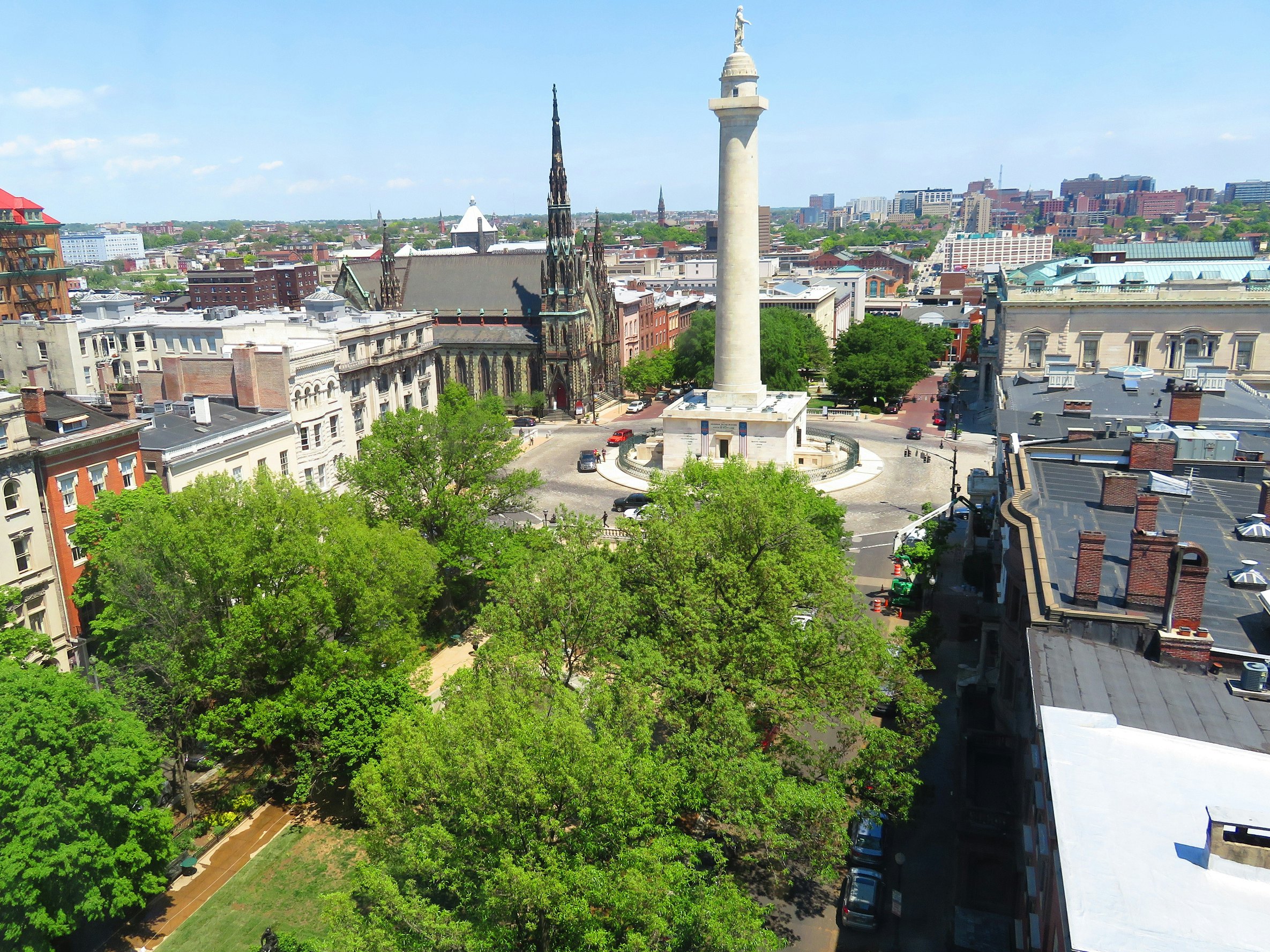 The white column of the Washington Monument rises from an urban park © Barbara Noe Kennedy / Lonely Planet