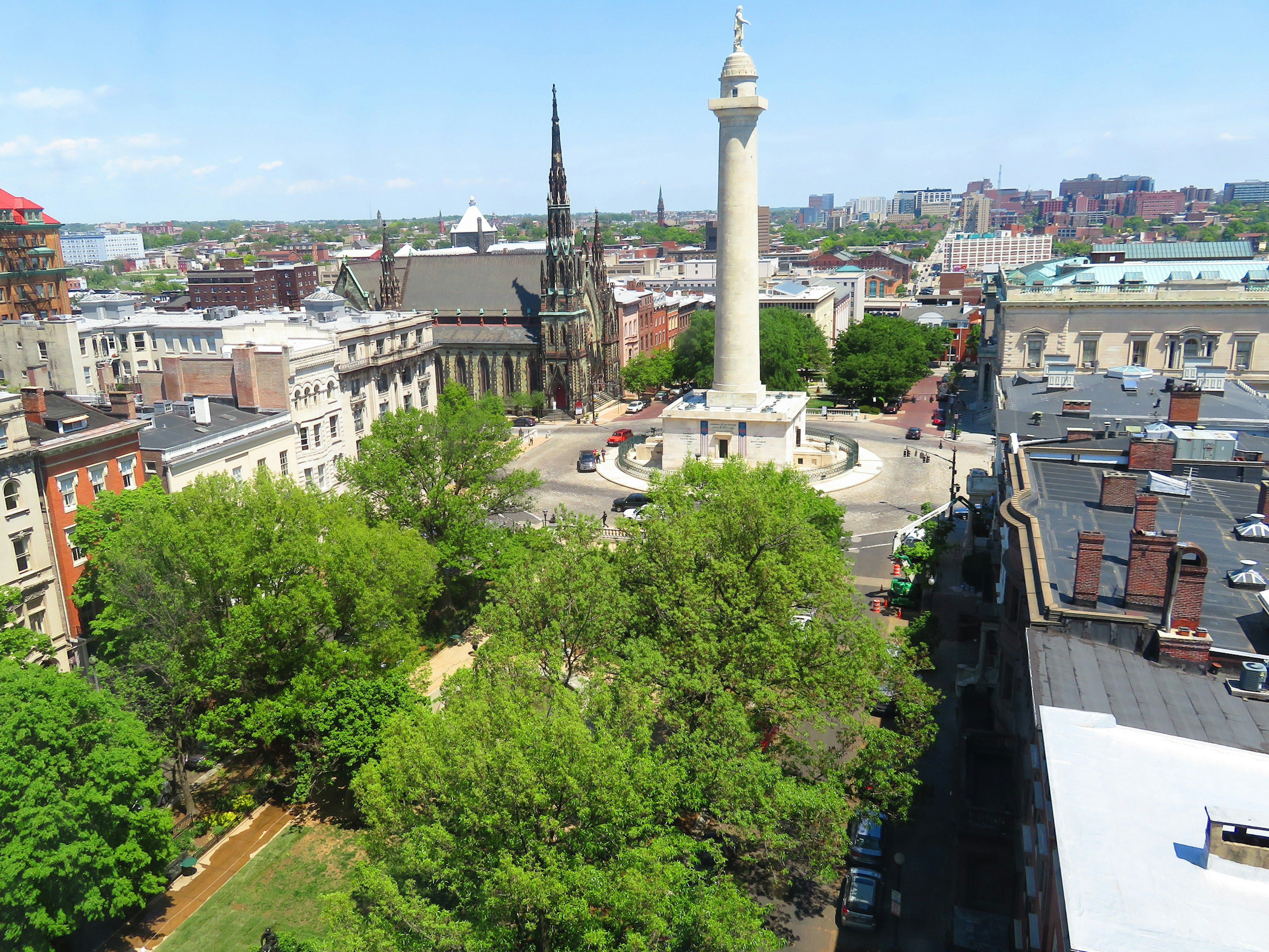 The white column of the Washington Monument rises from an urban park © Barbara Noe Kennedy / iBestTravel