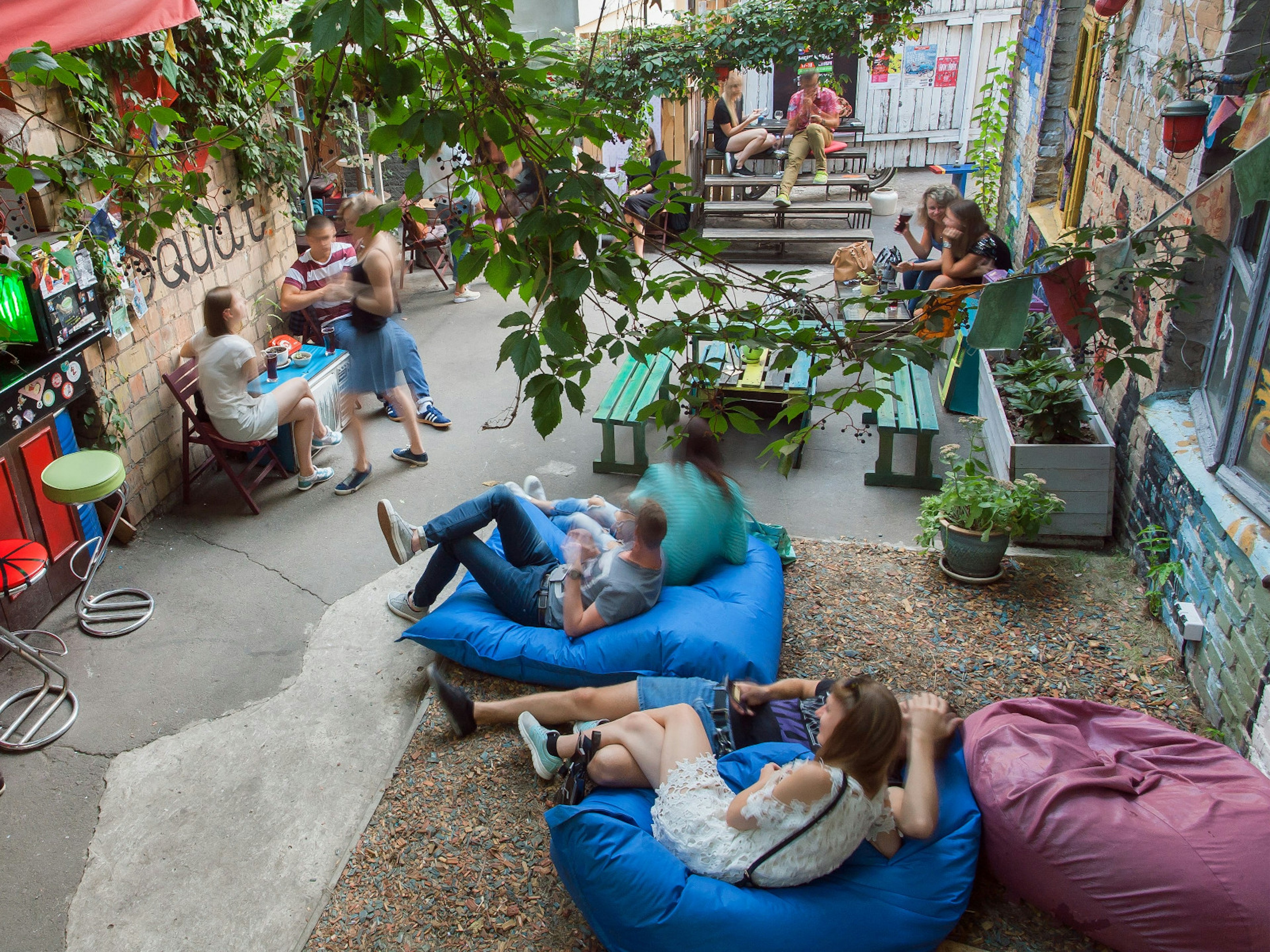 Outdoor bar with a rustic courtyard in Kyiv © Radiokafka / Shutterstock