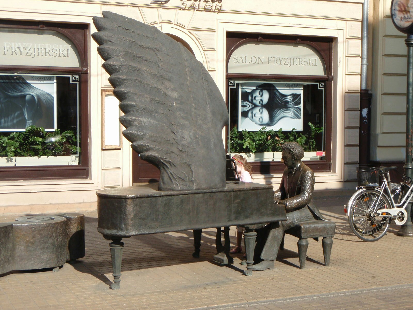 Grand statue of a piano with wings, commemorating one of Lodz's most famous sons, pianist Arthur Rubenstein © Tim Richards / Ĵý