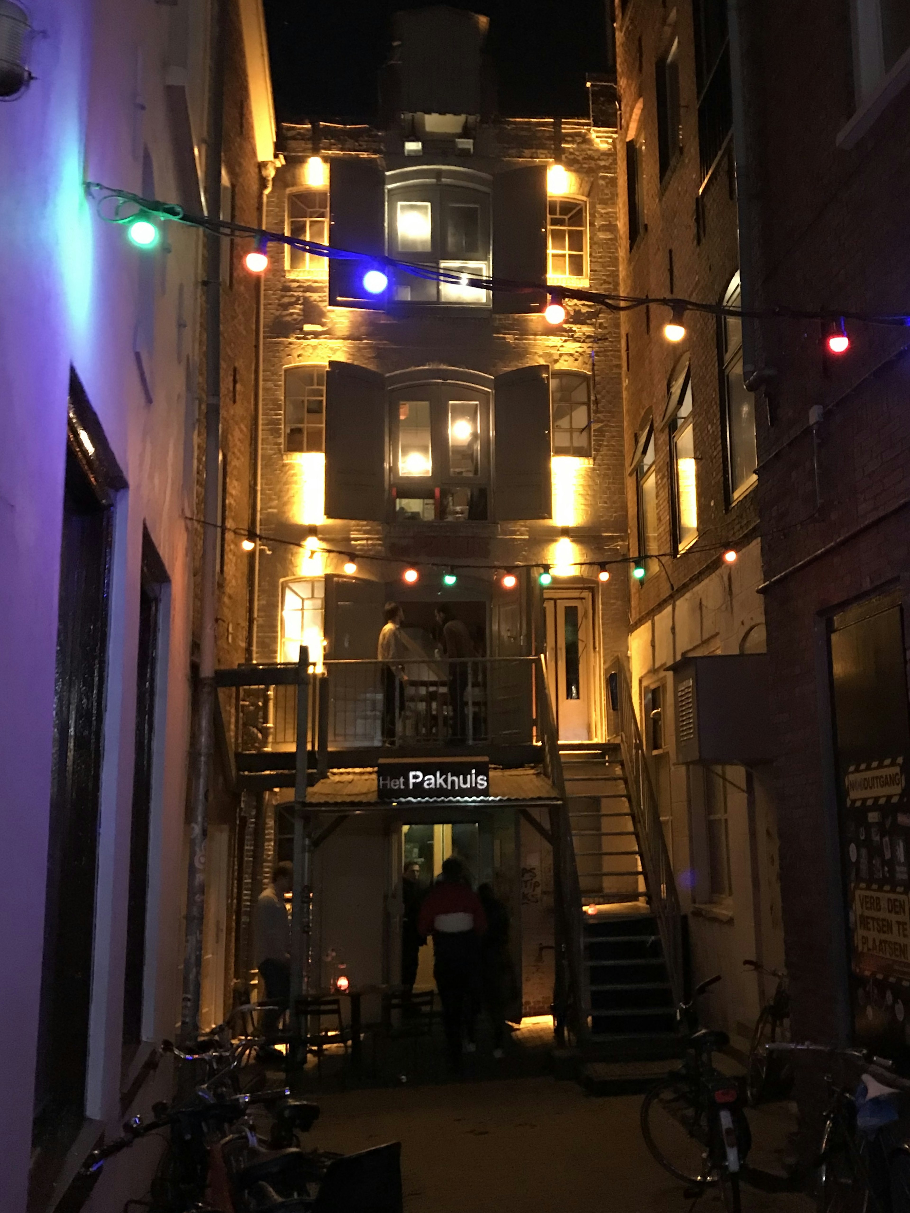 Het Pakhuis lies down one of Groningen's many alleyways. The alley is stren with colourful fairy lights. © Sara van Geloven/ϰϲʿ¼