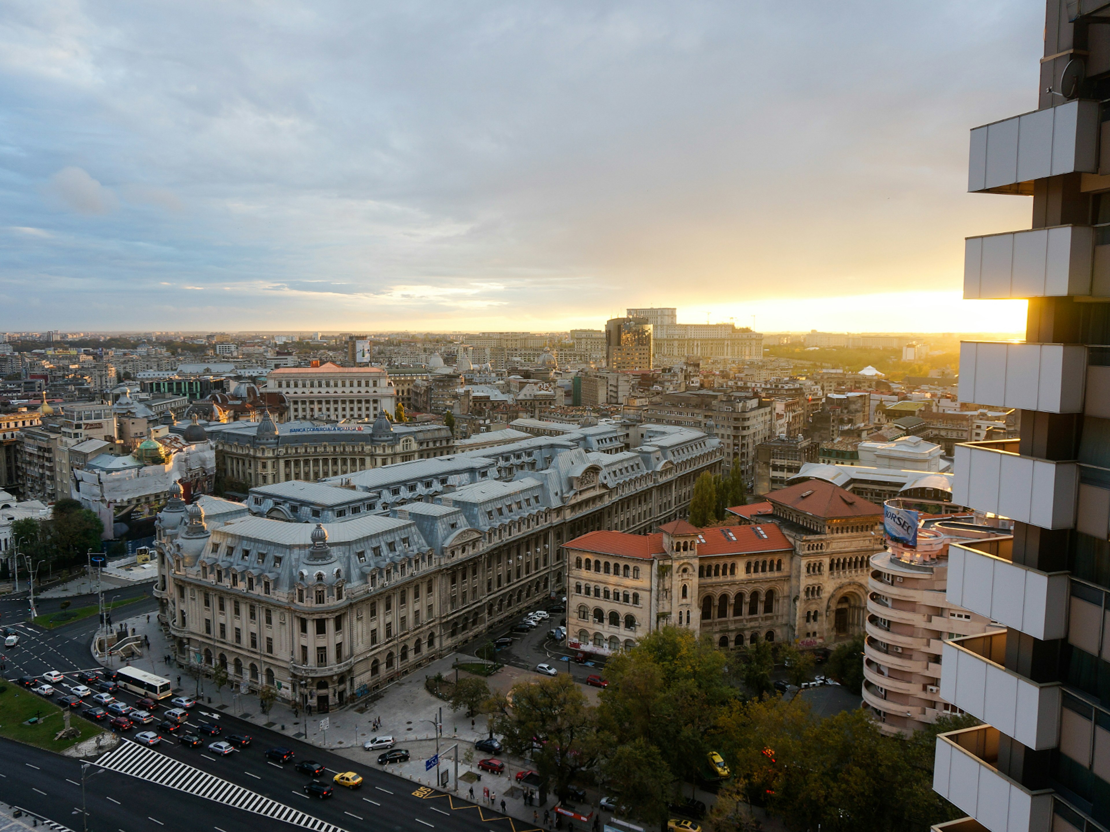 The sun sets over Bucharest's Old Town, with the iconic Palace of Parliament in the background © Monica Suma / ϰϲʿ¼