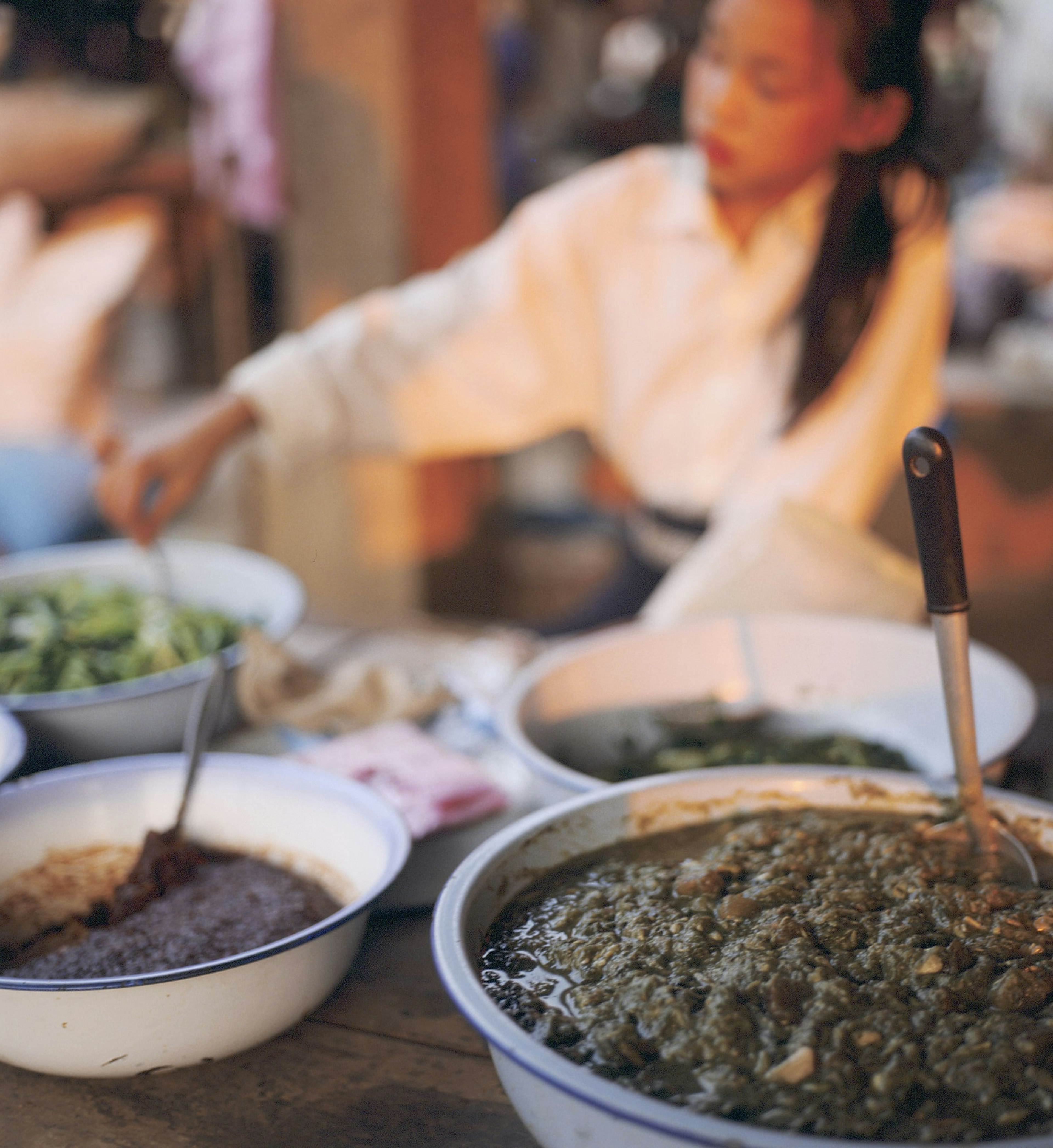 Women prepare a spread of Phonsavan dishes © Patrick GUEDJ / Getty Images