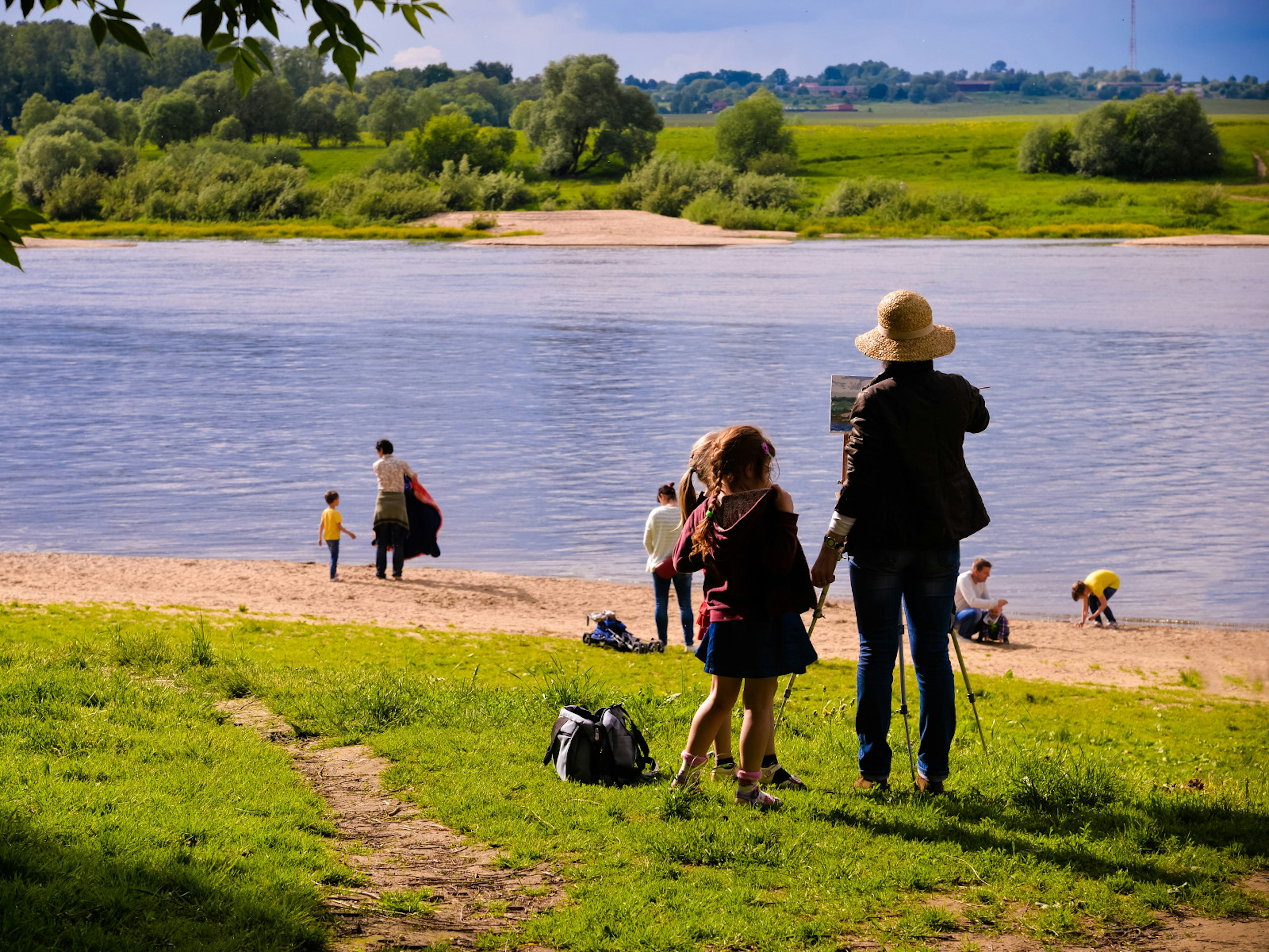 An artist painting at the summer beach on the river Oka in Polenovo © Irina Korsakova / Shutterstock