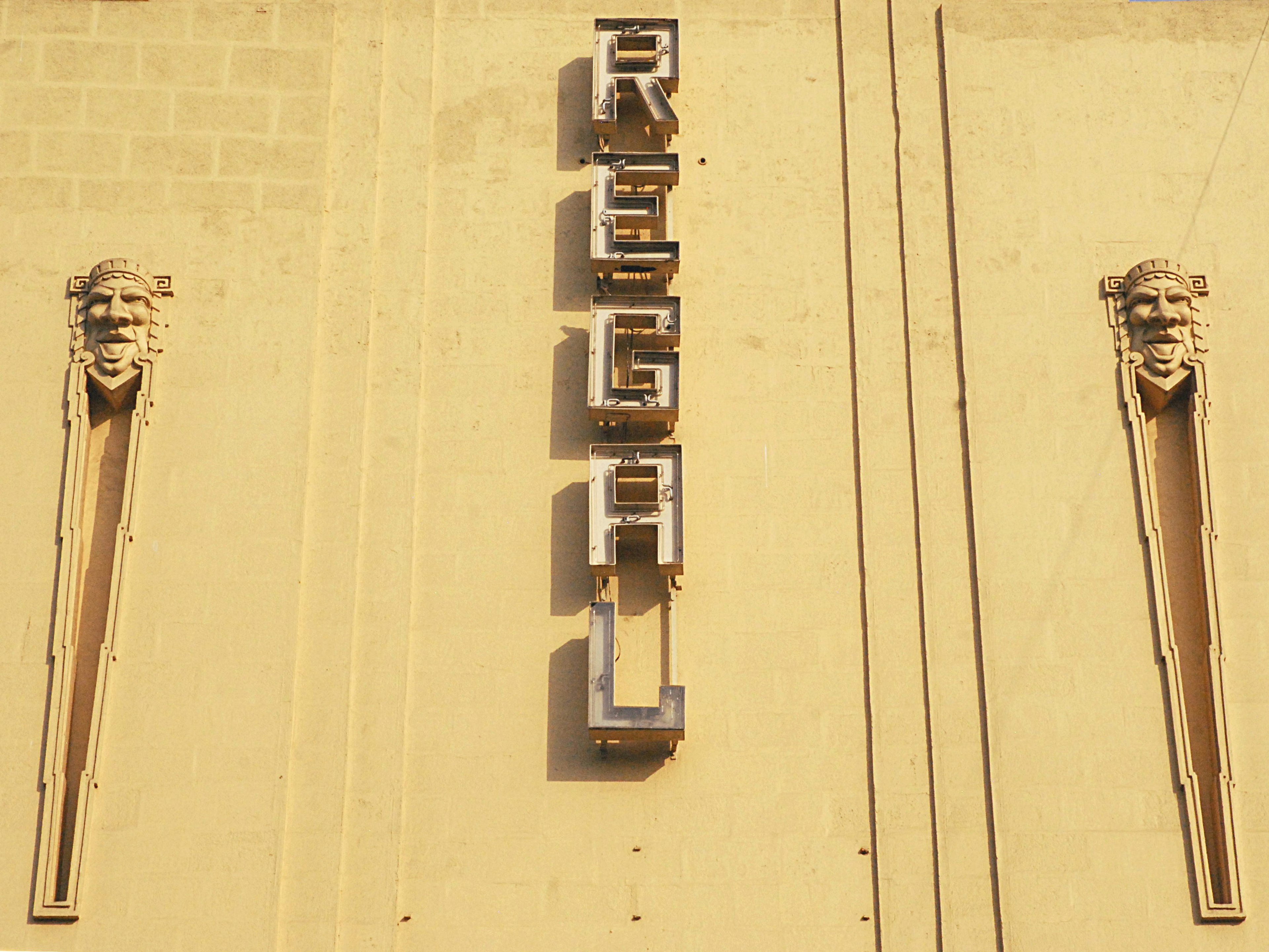 The Art Deco frontage of Mumbai's historic Regal Cinema © Joe Bindloss / ϰϲʿ¼