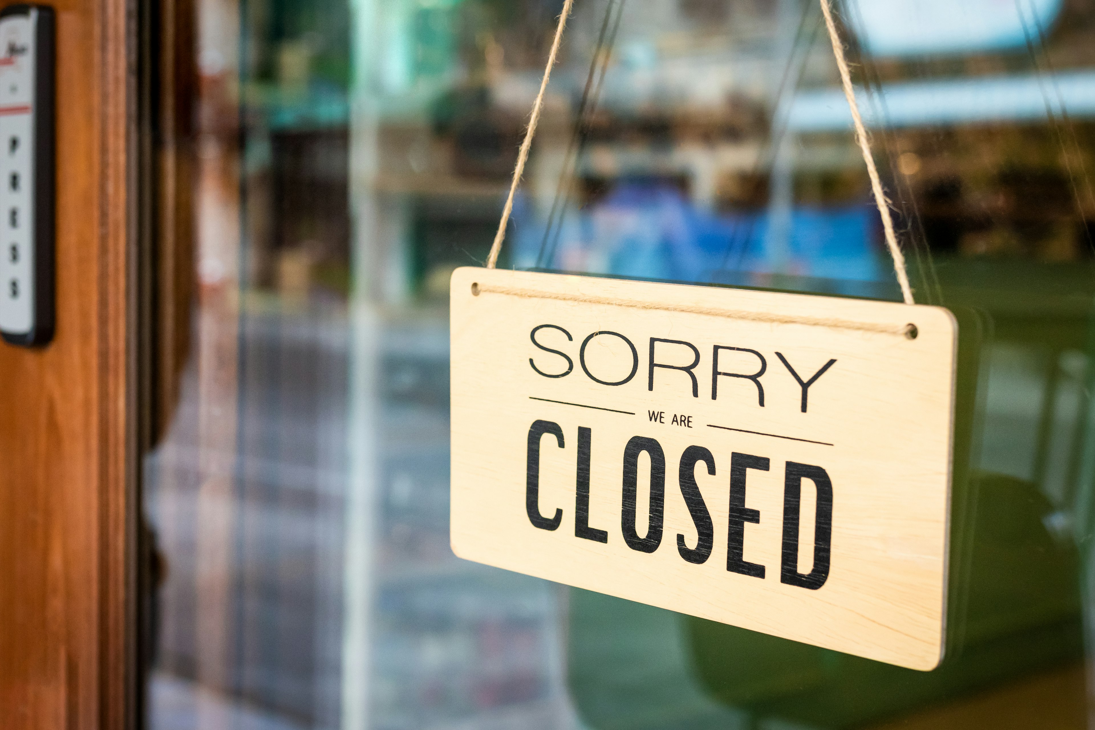 A closed sign is on the door of a restaurant