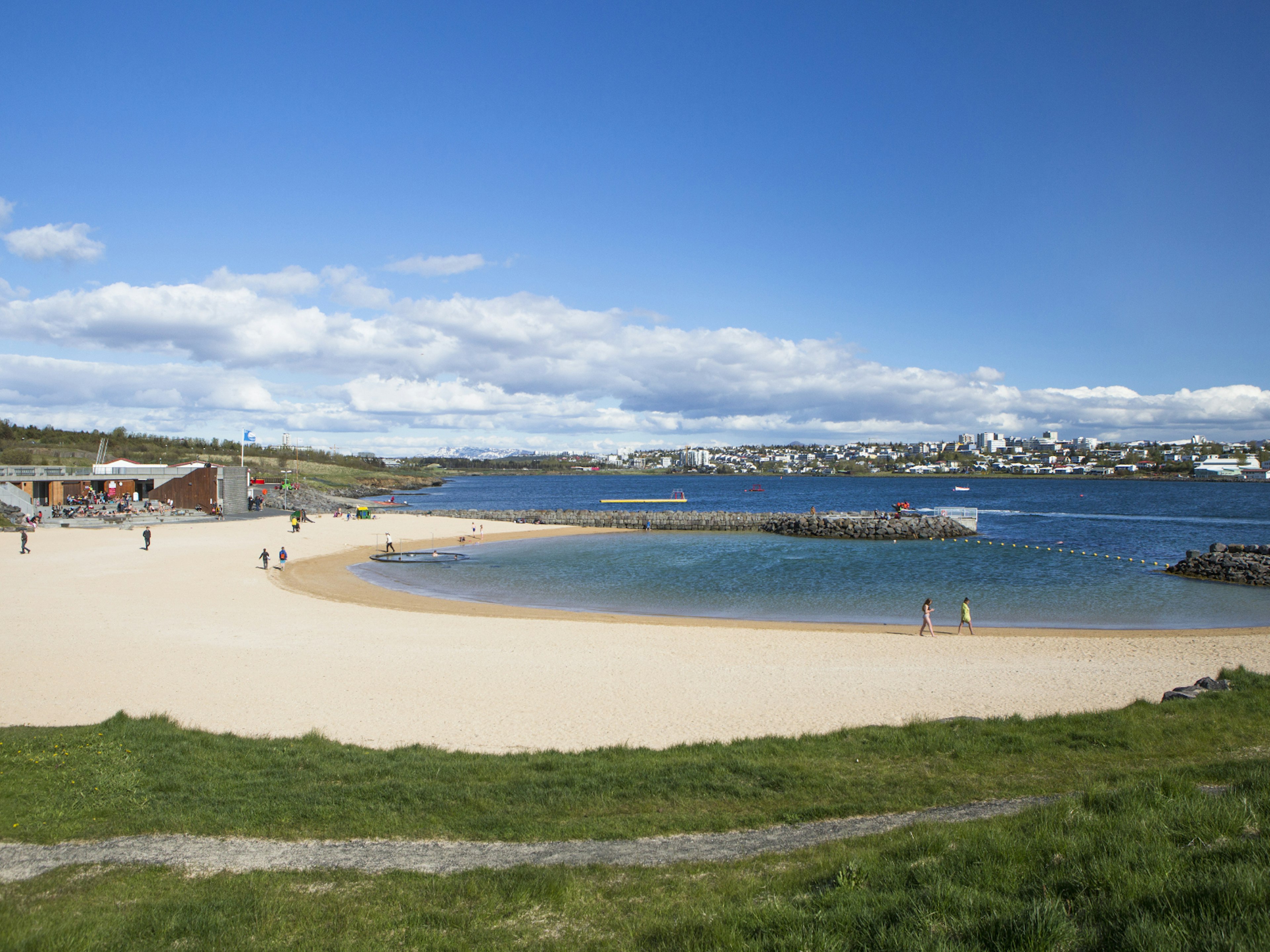 Reykjavík's Nautholsvik Geothermal Beach on a sunny day © Matthew Micah Wright / Getty Images