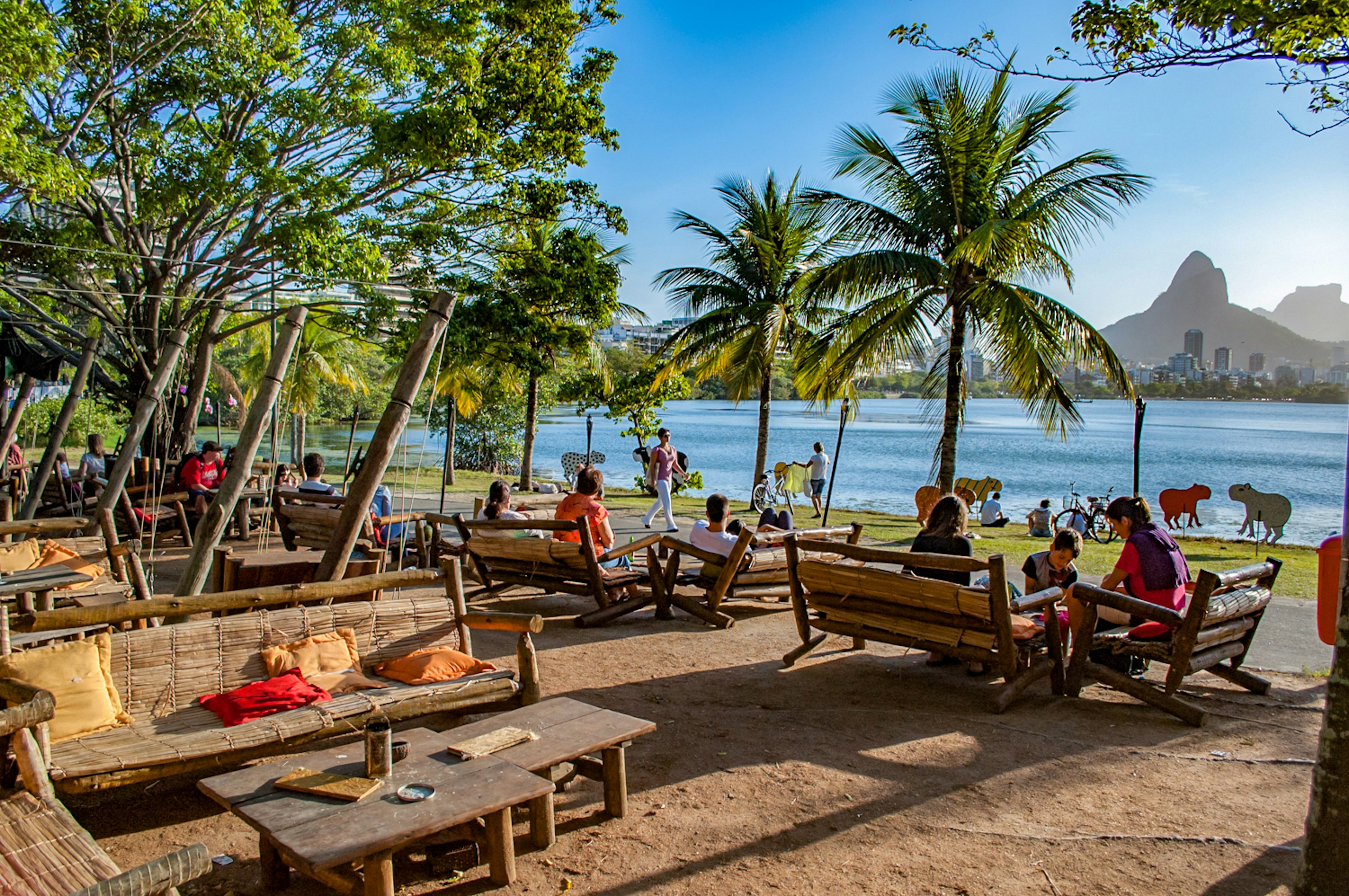 People sit on wood benches overlooking the water at Lagoa in Rio © Tom Le Mesurier / ϰϲʿ¼