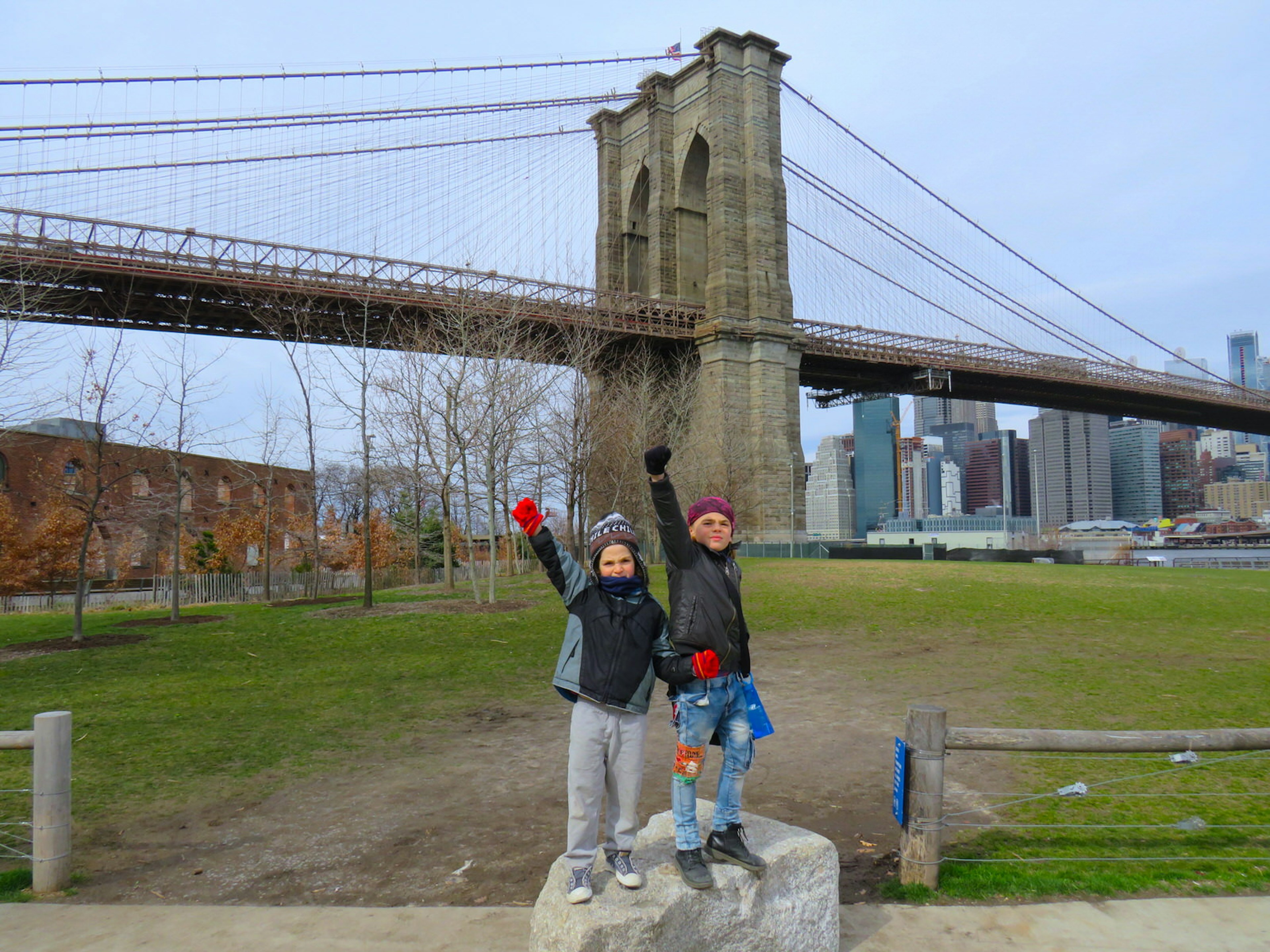 Rohan and Kai showcase their superhero moves in front of the Brooklyn Bridge © Ethan Gelber / ϰϲʿ¼