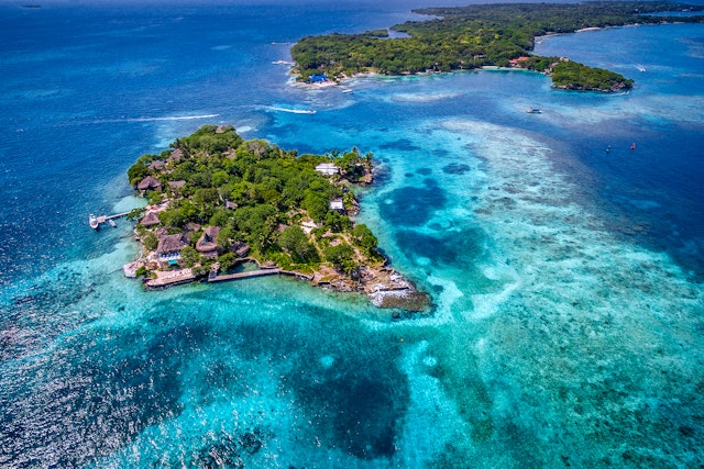 Aerial view of Rosario Islands surrounded by turquoise water © Rmnunes / Getty Images
