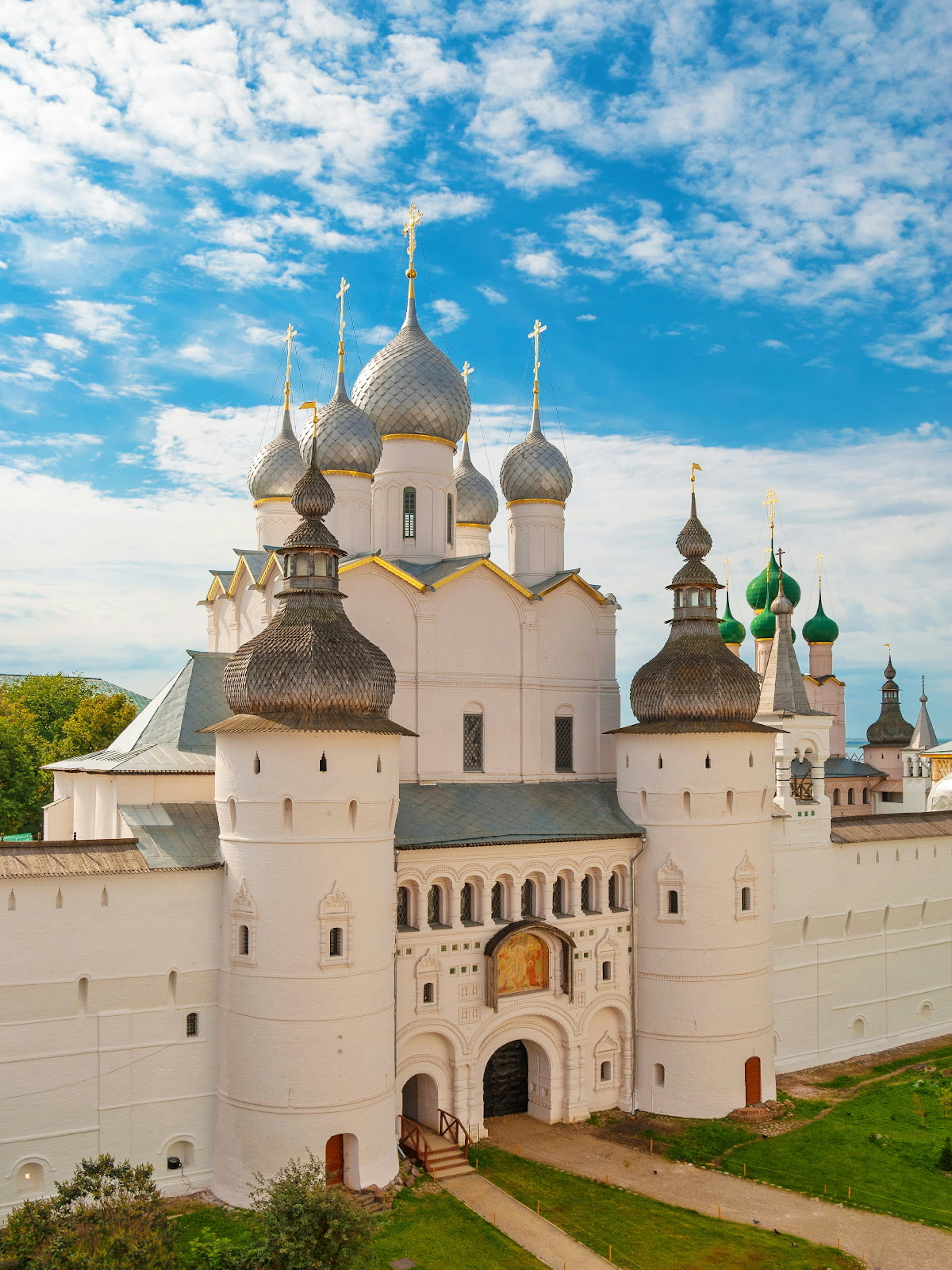 The impressive kremlin walls and the Church of the Resurrection of Christ in Rostov-Veliky on Lake Nero © Dance60 / Shutterstock