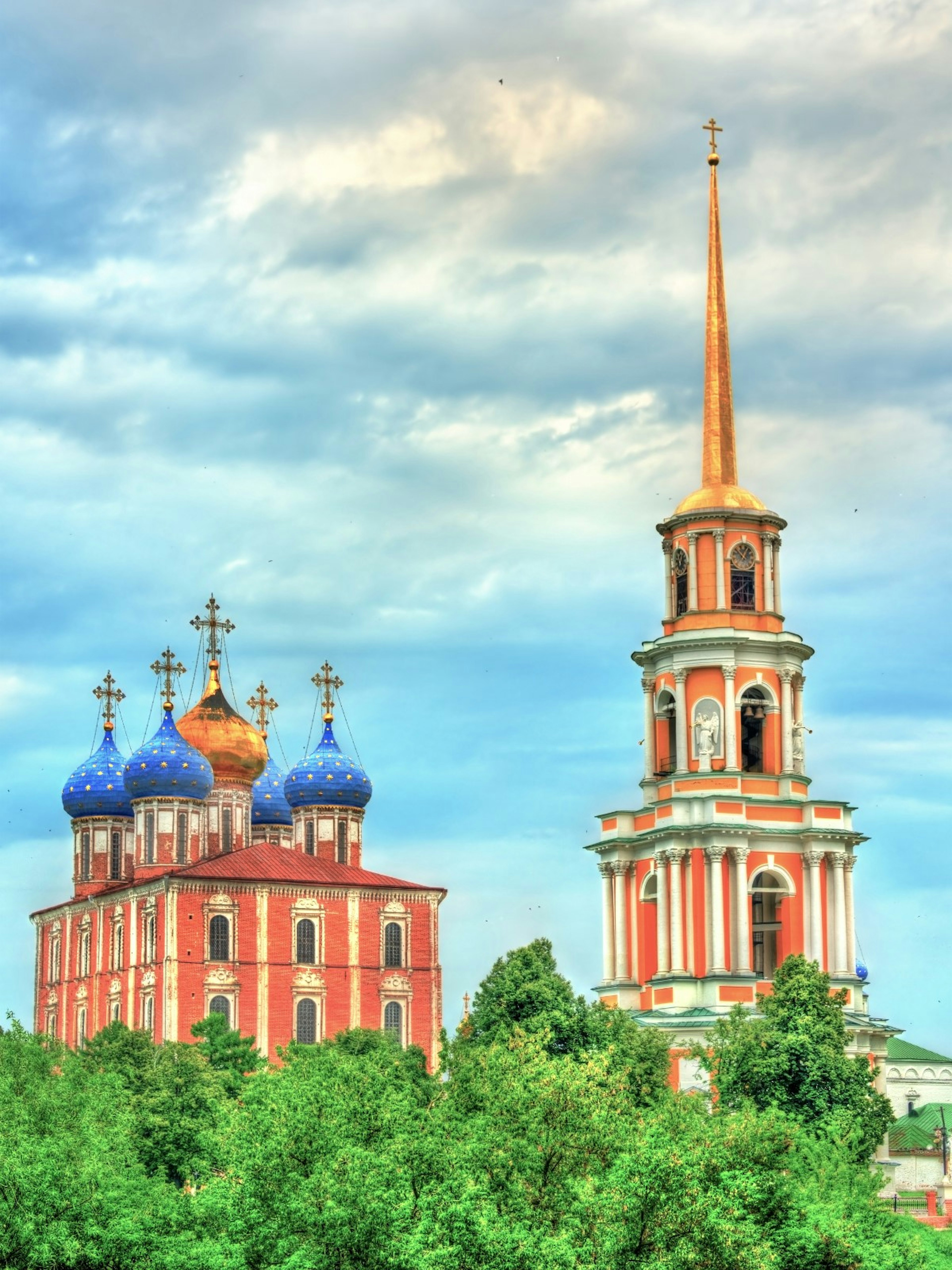 The elegant churches inside the walls of Ryazan's ancient kremlin © Leonid Andronov / Shutterstock