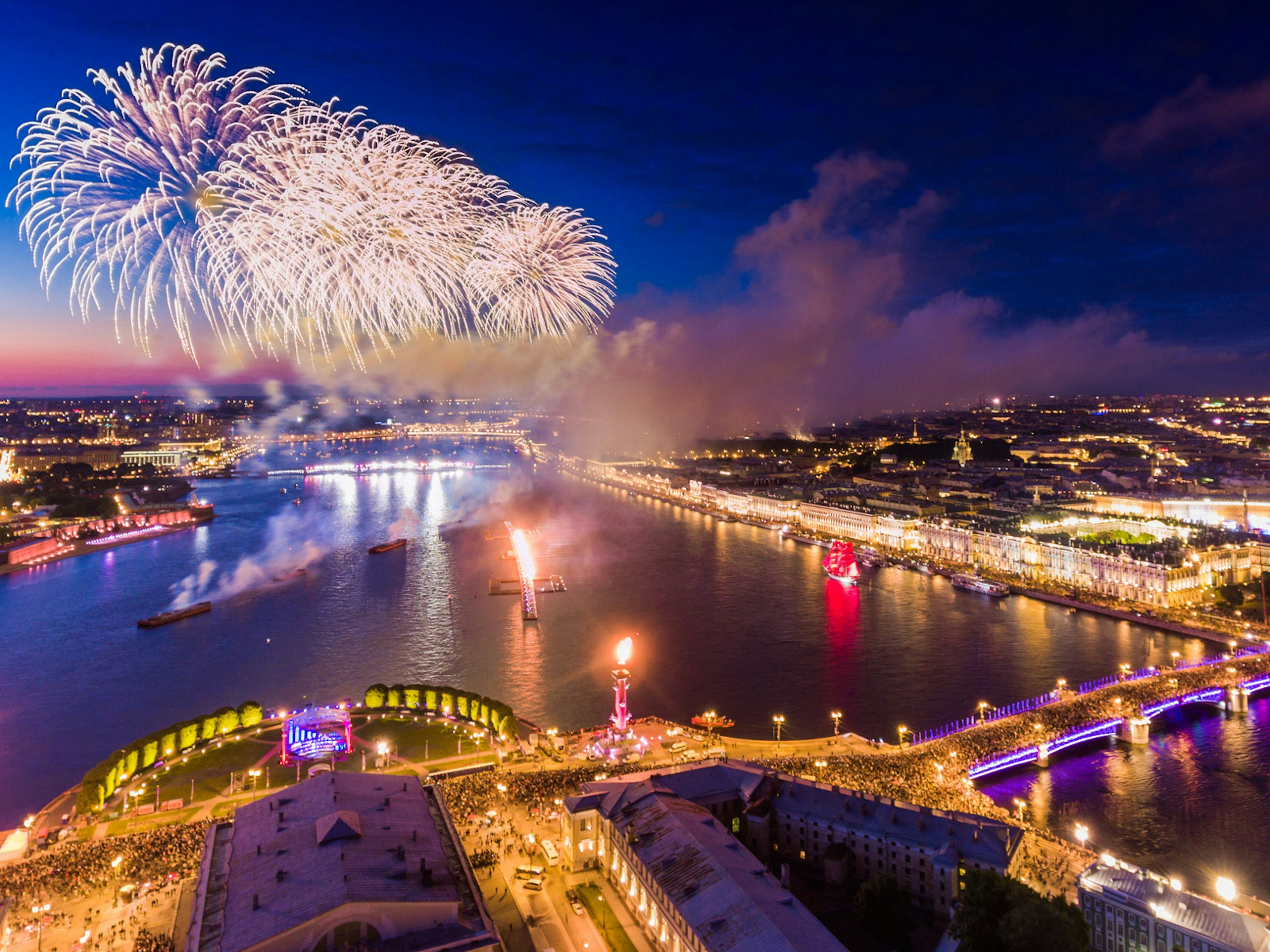 The Scarlet Sails fireworks over the Neva River and Palace Bridge © Drozdin Vladimir / Shutterstock