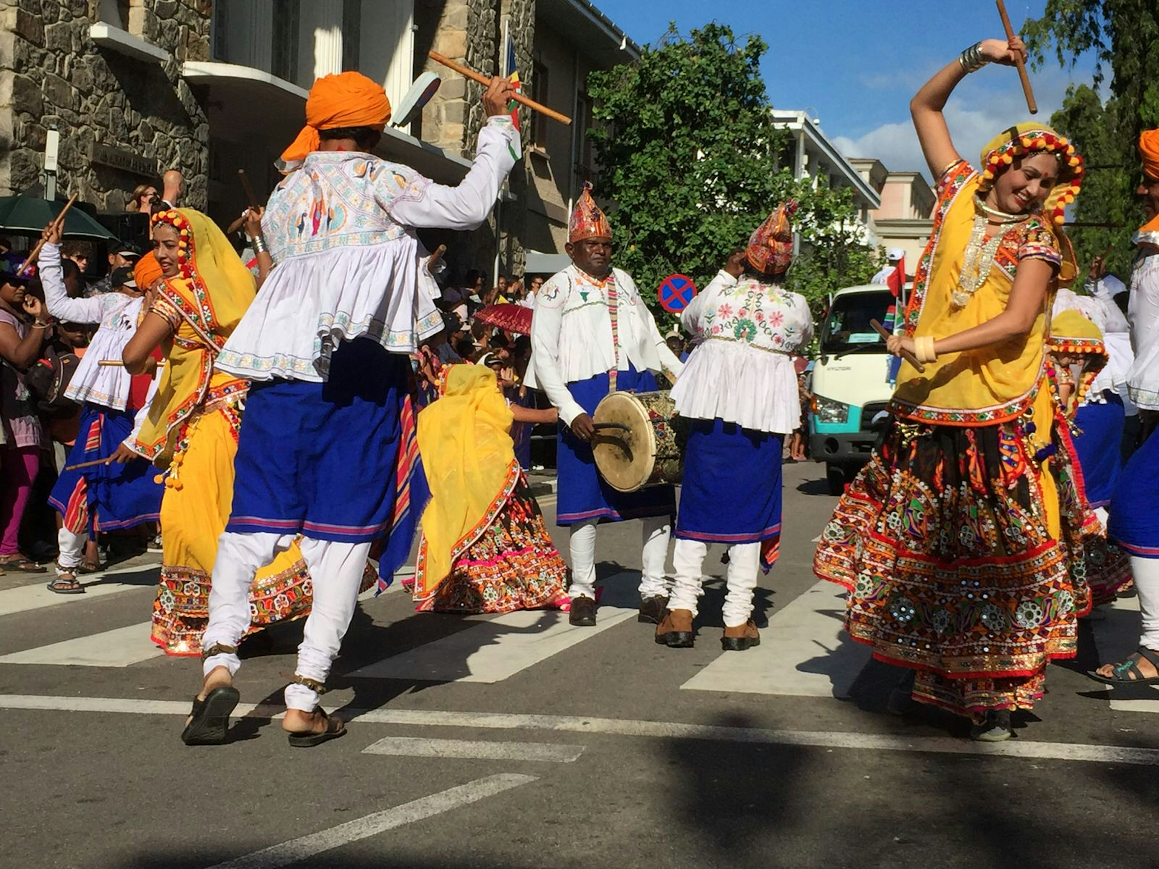 Seychellois in traditional dress from their homeland dance in the street parade, with one man playing a large drum © Matt Phillips / ϰϲʿ¼