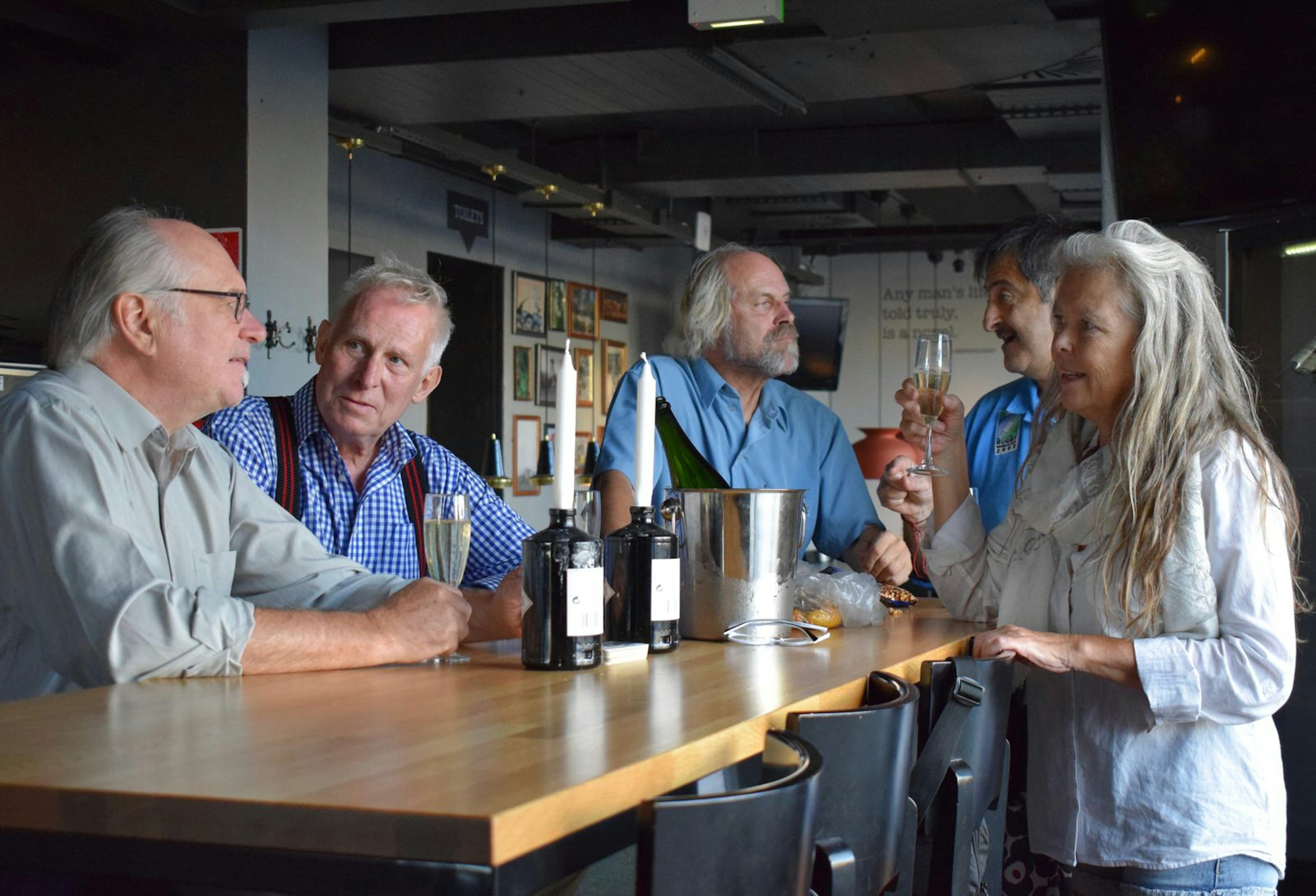 LP Local Violetta and friends chatting and drinking wine around a table at Hemingway's © Violetta Teetor / ϰϲʿ¼