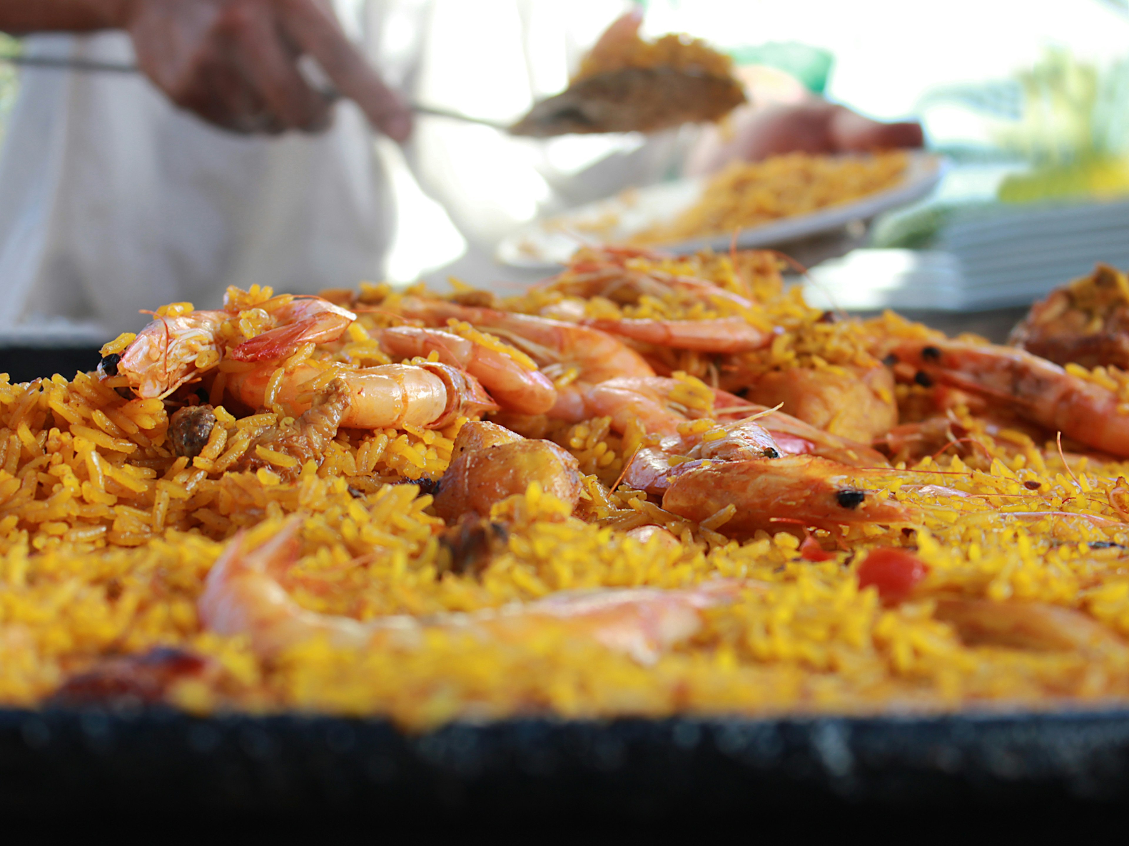 A big dish of paella © Eva Kasabi / Shutterstock