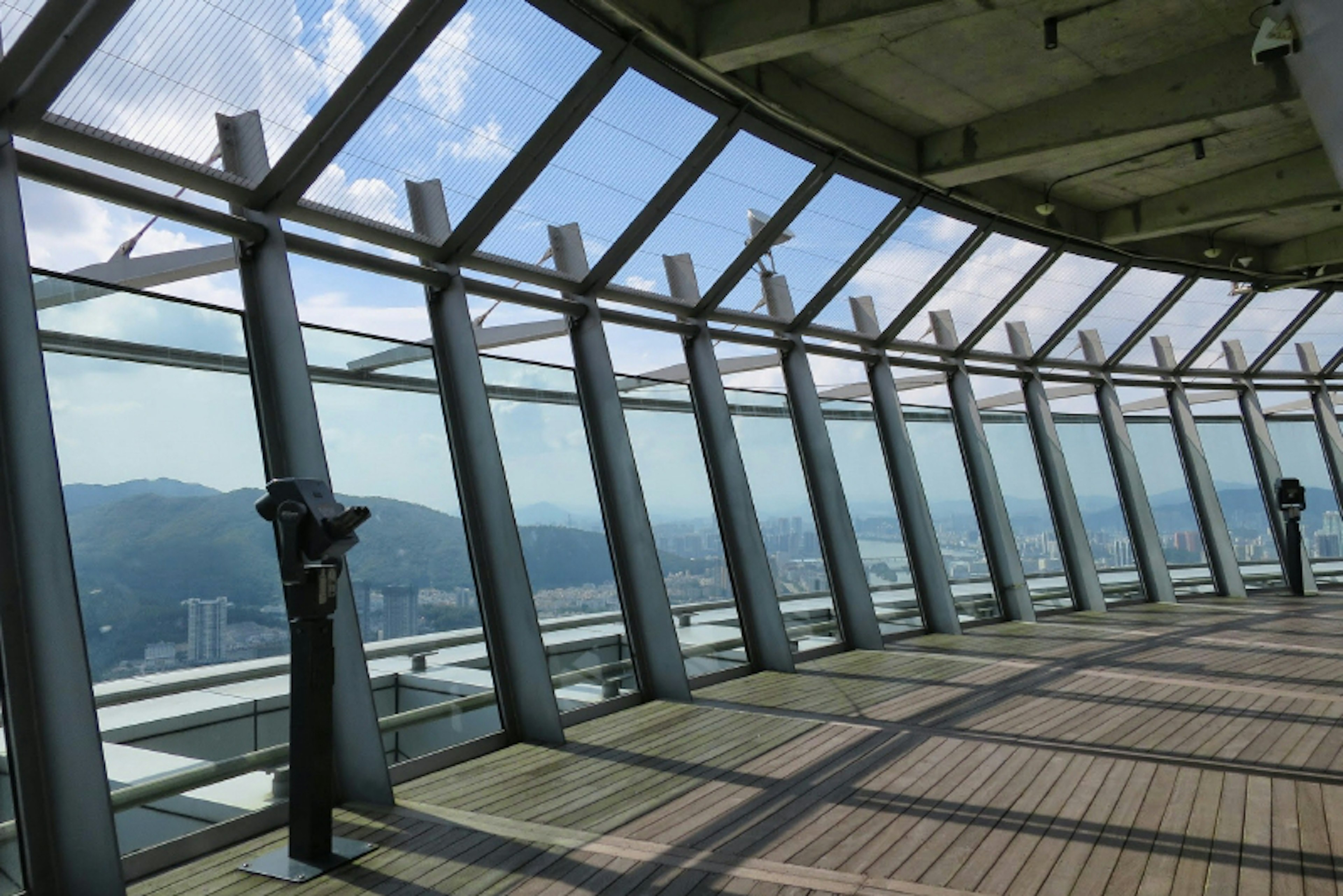 Expansive views from the Macau Tower observation deck. Image by Megan Eaves / ϰϲʿ¼