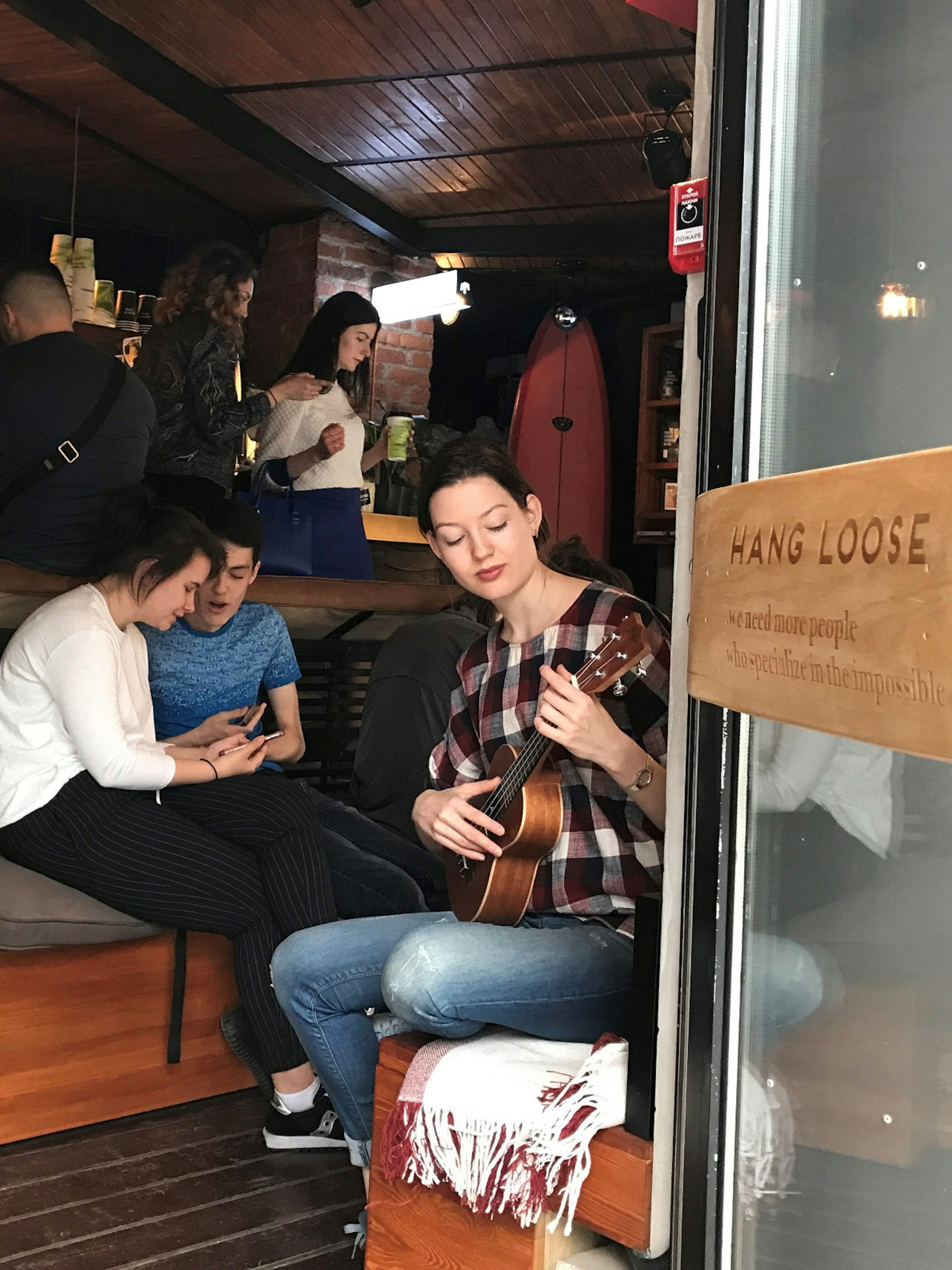 Lonely Planet Local Kira Tverskaya playing ukulele at Surf Coffee © Kira Tverskaya / Lonely Planet