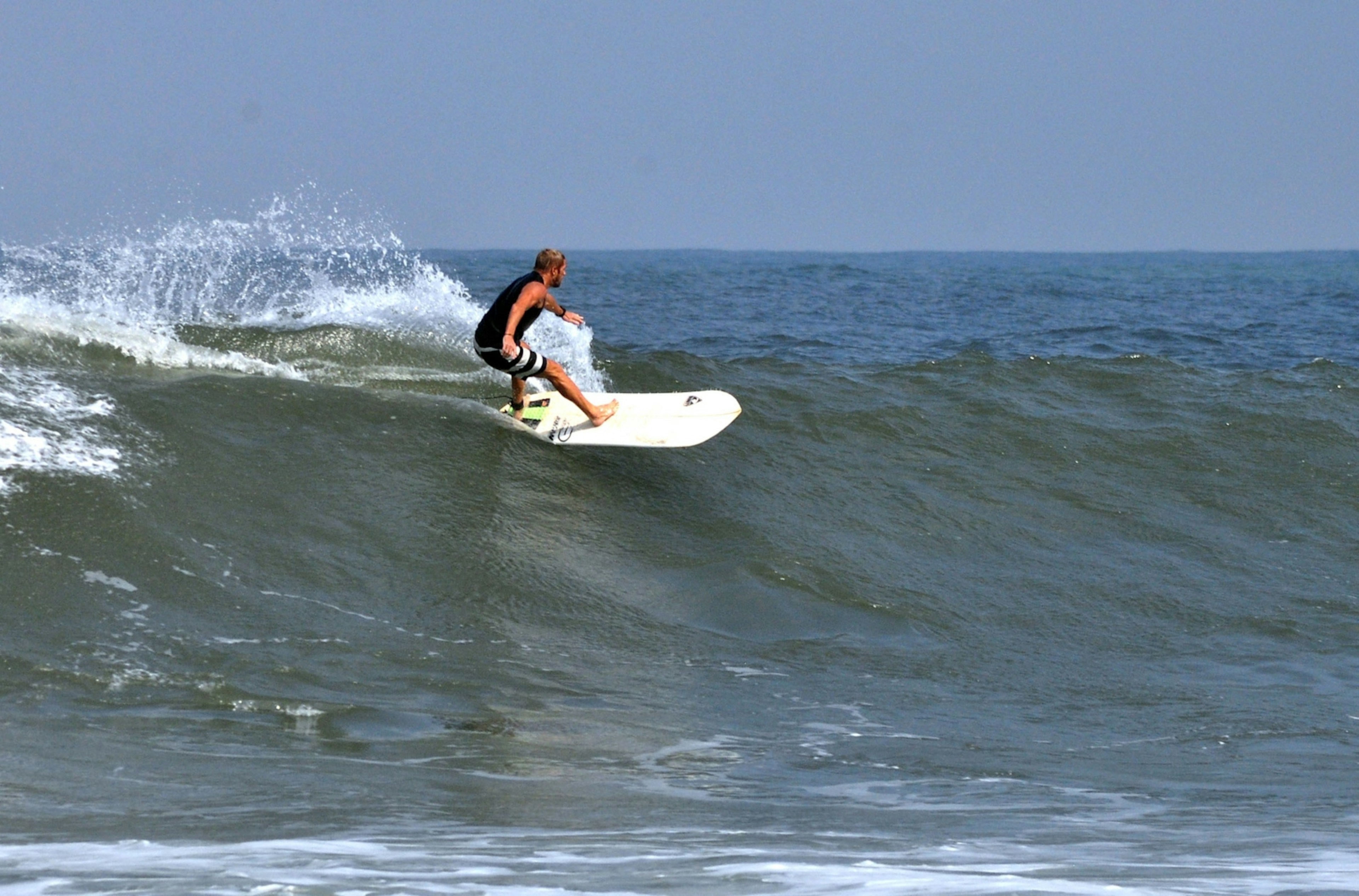 ϰϲʿ¼ writer Mark Eveleigh surfs a wave in Indonesia © Mark Eveleigh / ϰϲʿ¼