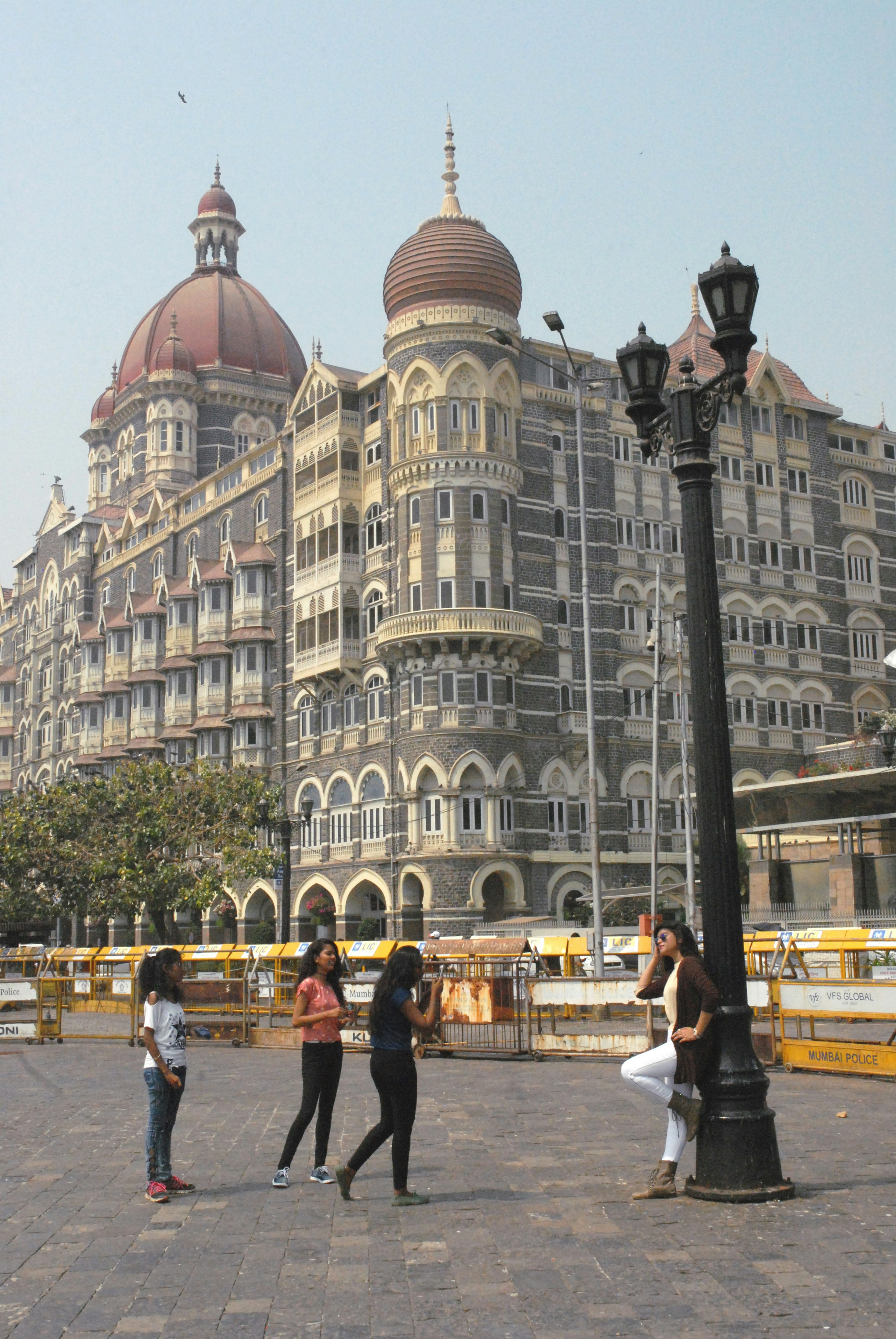 Tourists pose for a portrait at the landmark Taj Mahal Palace Hotel © Joe Bindloss / Lonely Planet